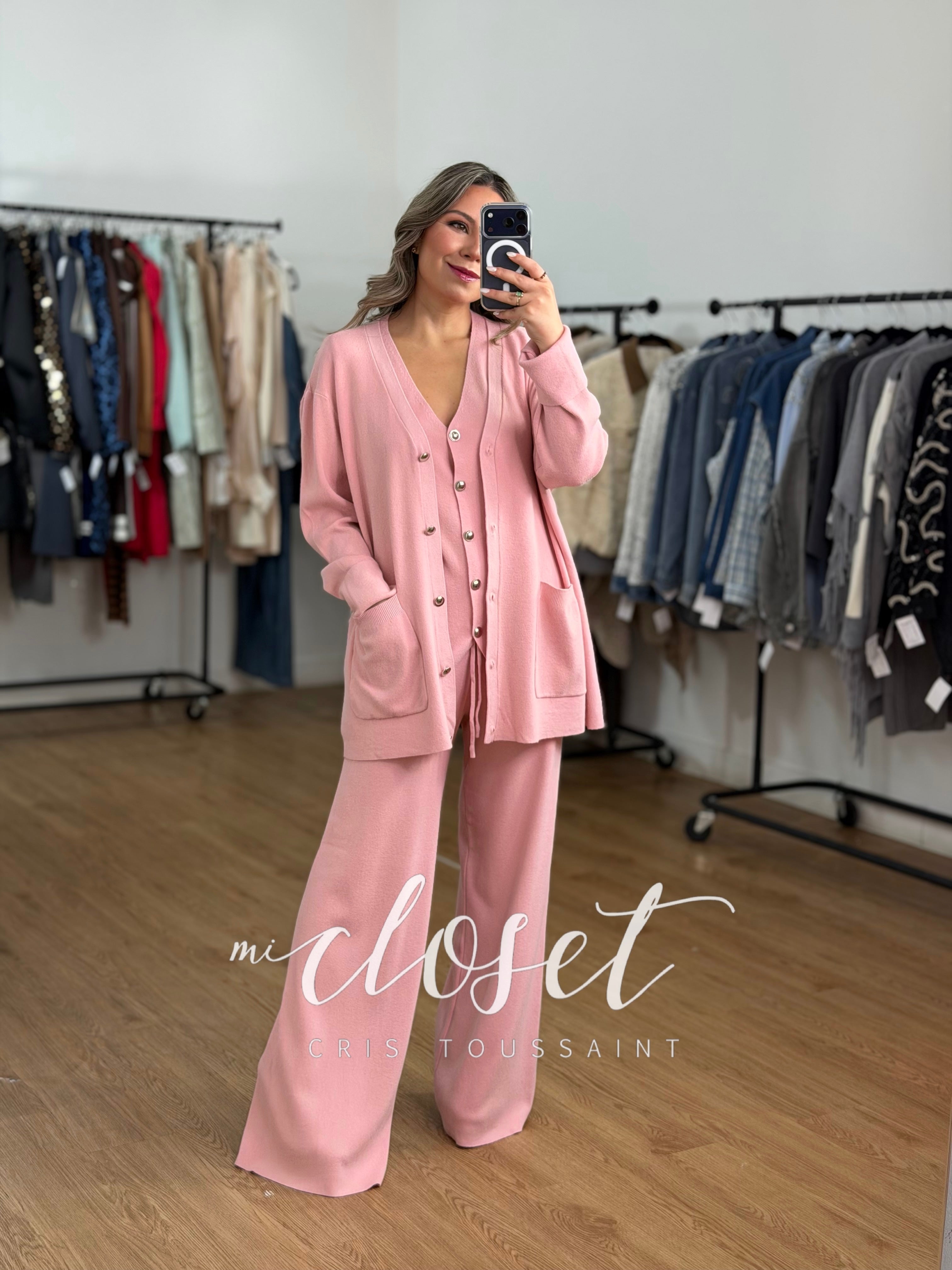CONJUNTO DE TRES PIEZAS; SWEATER, CHALECO Y PANTS CON BOTÓN PLATEADO