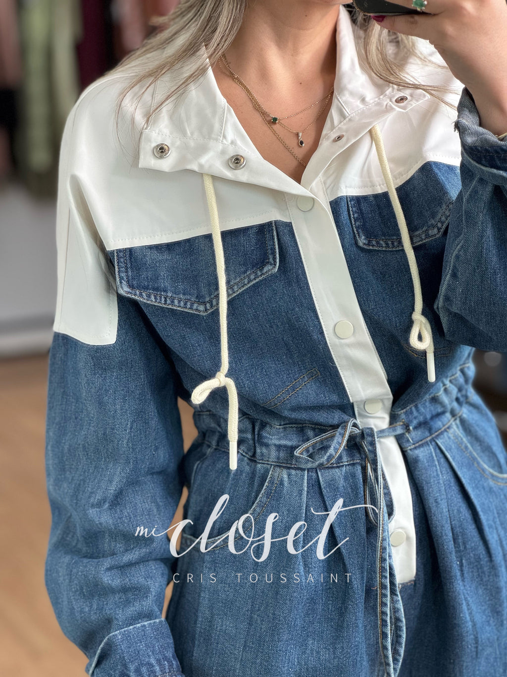 JUMPSUIT DE MEZCLILLA DOBLE TEXTURA CON CINTAS AJUSTABLES EN CINTURA