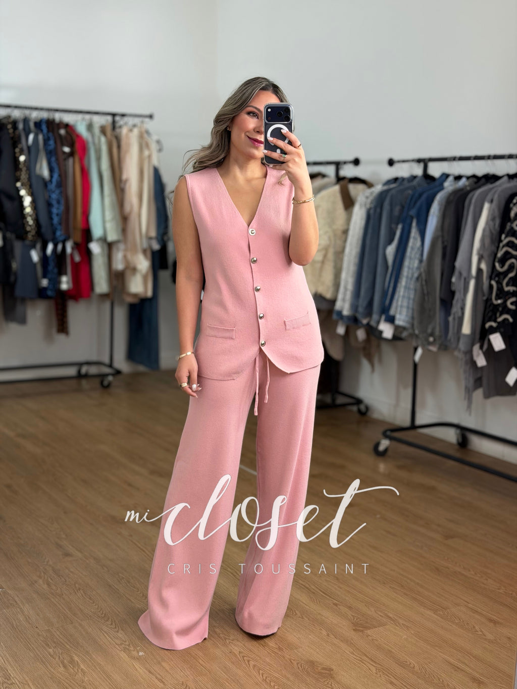 CONJUNTO DE TRES PIEZAS; SWEATER, CHALECO Y PANTS CON BOTÓN PLATEADO