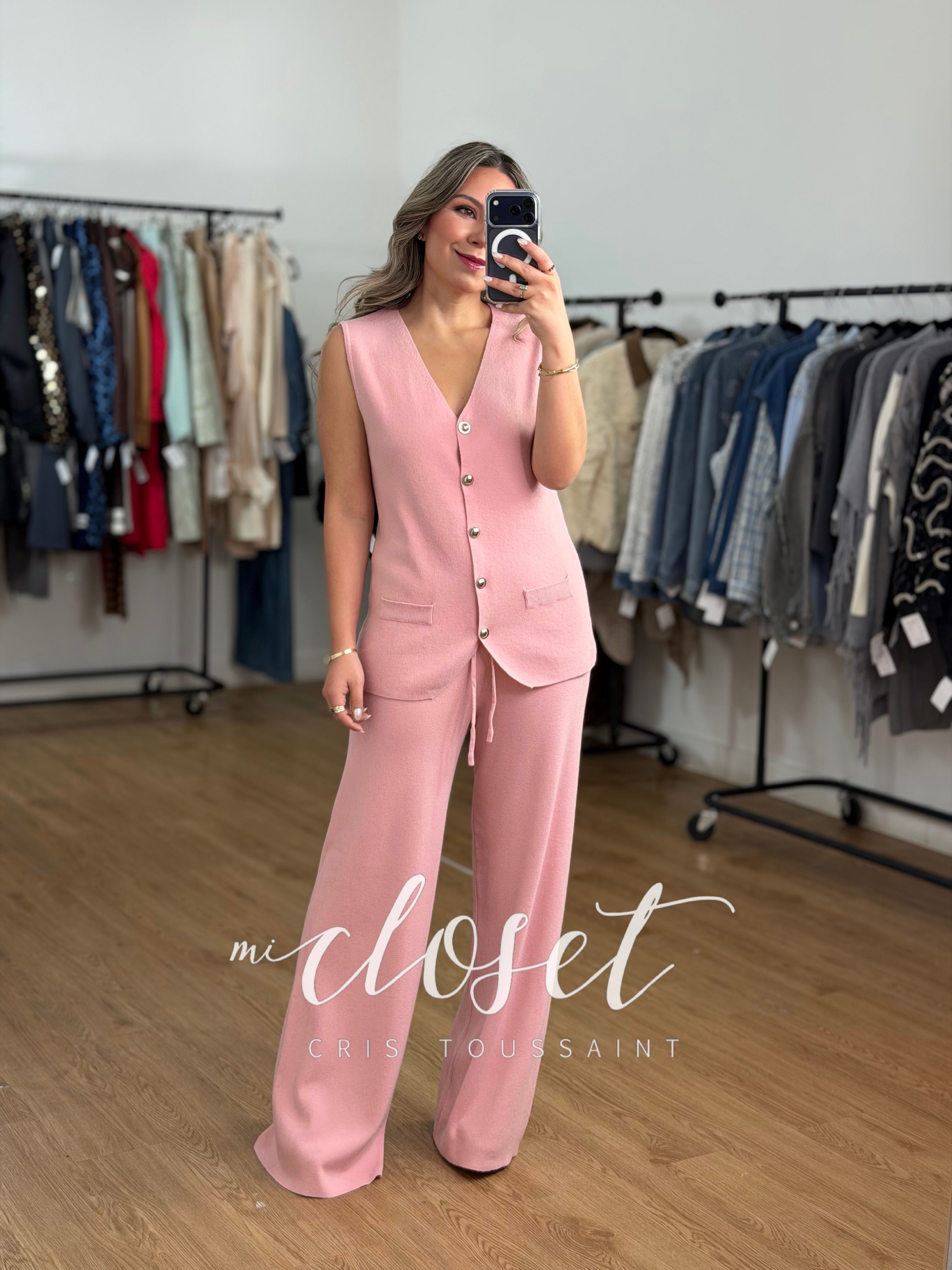 CONJUNTO DE TRES PIEZAS; SWEATER, CHALECO Y PANTS CON BOTÓN PLATEADO