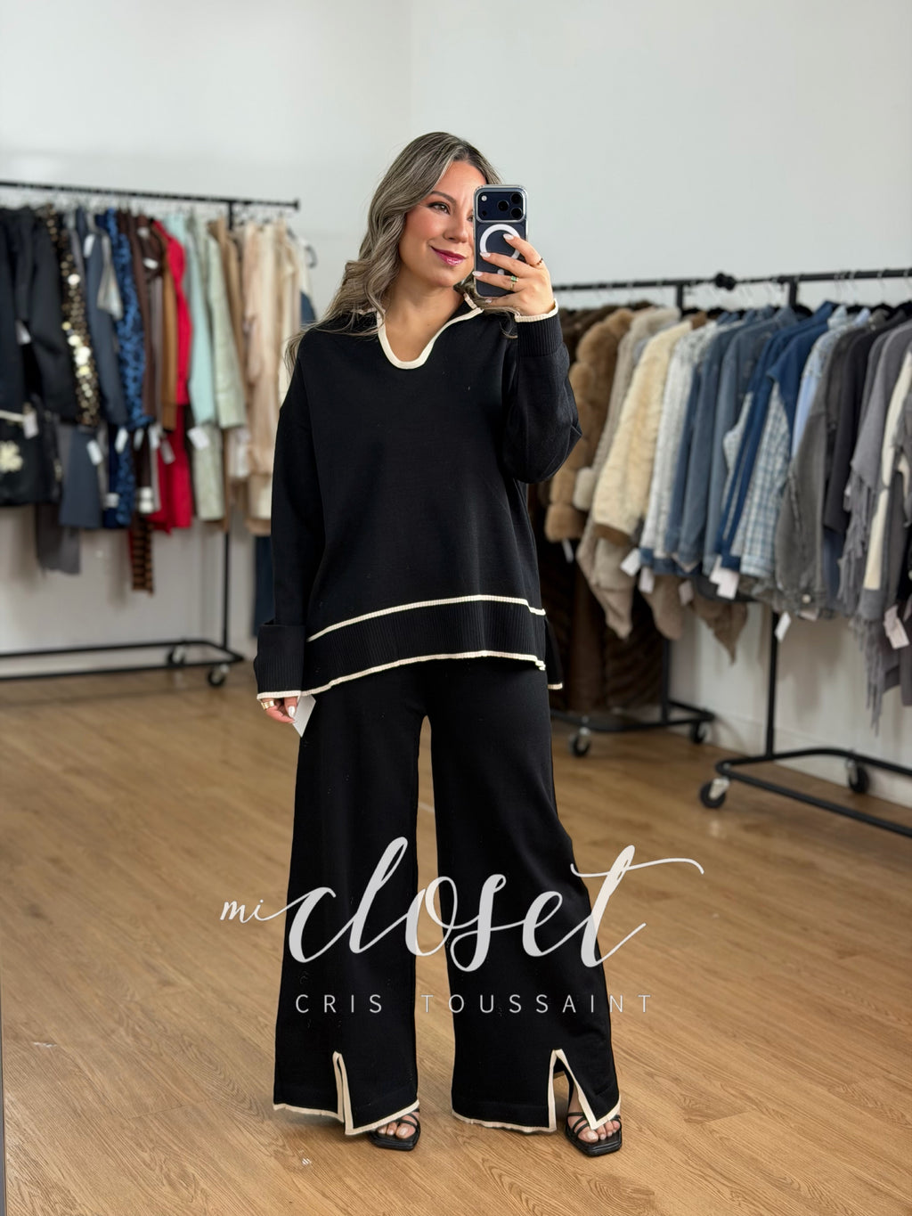 CONJUNTO DE PANTS CON DETALLE DELINEADO Y ABERTURA EN TOBILLO