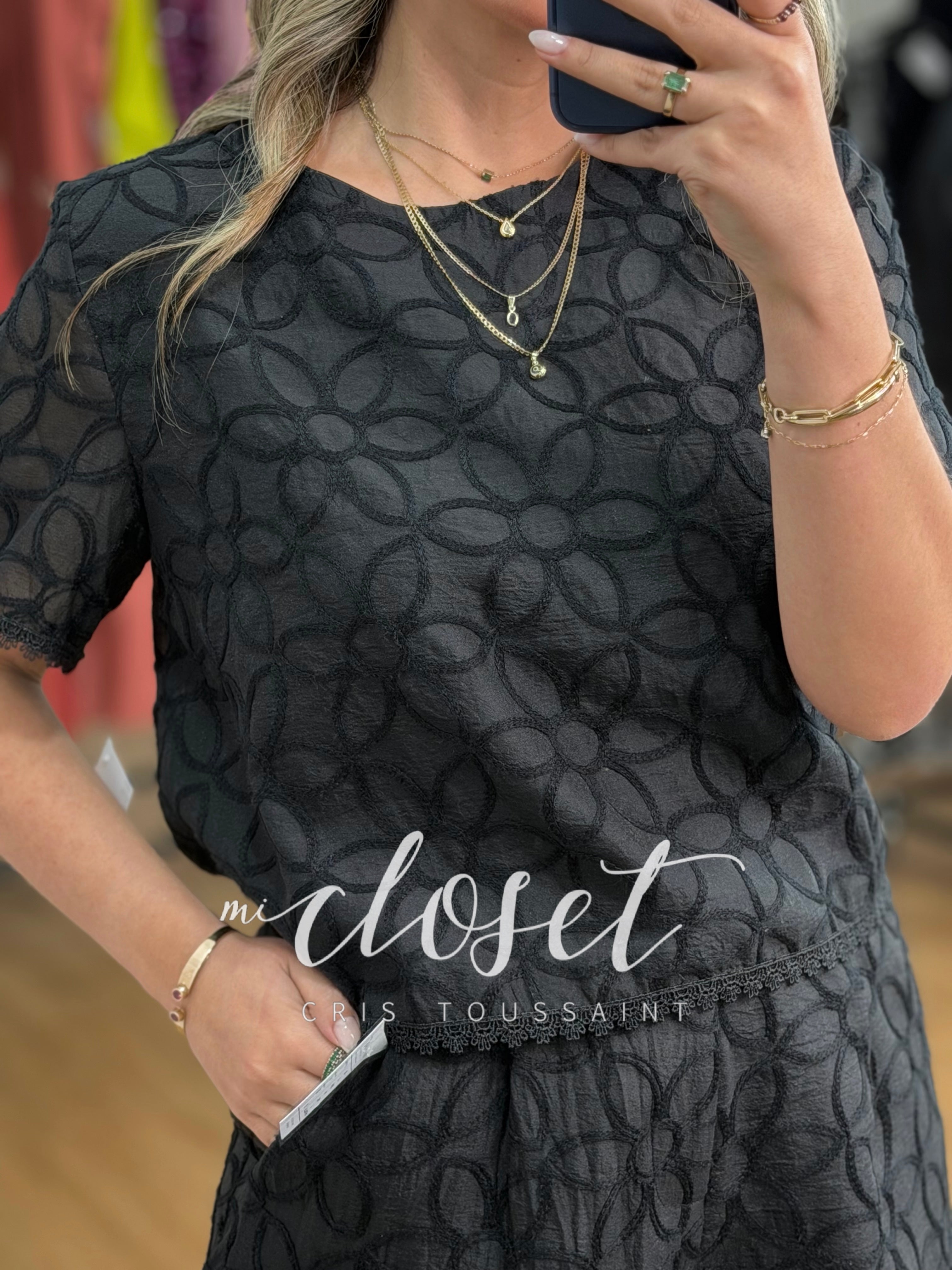 CONJUNTO DE SHORT Y BLUSA CORTA, TEXTURIZADO, SATINADO Y CON DETALLE DE ENCAJE EN BORDES