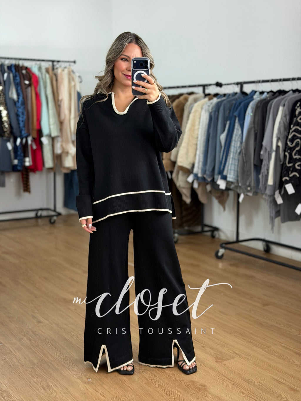 CONJUNTO DE PANTS CON DETALLE DELINEADO Y ABERTURA EN TOBILLO