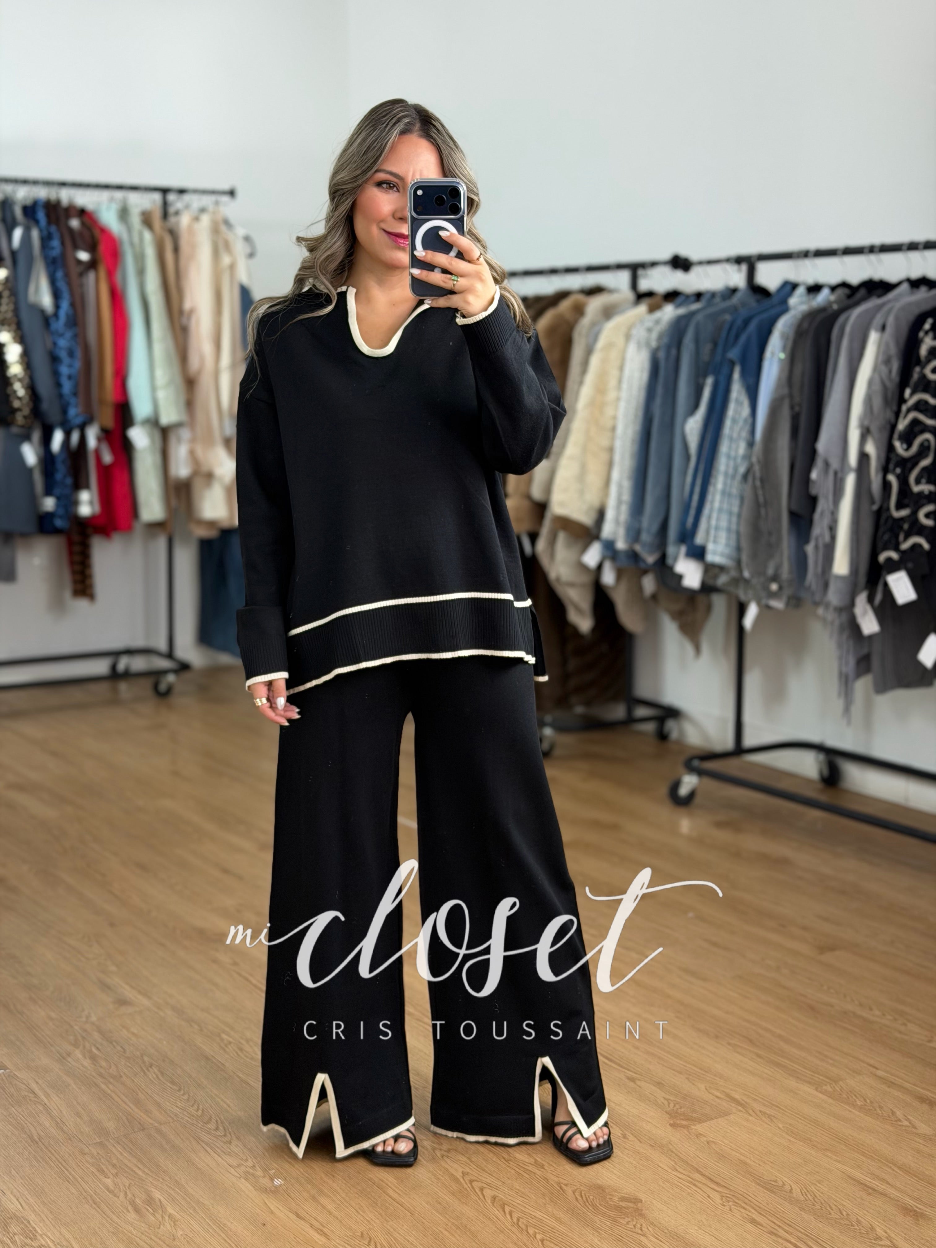 CONJUNTO DE PANTS CON DETALLE DELINEADO Y ABERTURA EN TOBILLO