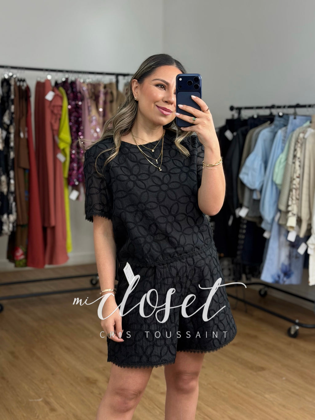 CONJUNTO DE SHORT Y BLUSA CORTA, TEXTURIZADO, SATINADO Y CON DETALLE DE ENCAJE EN BORDES