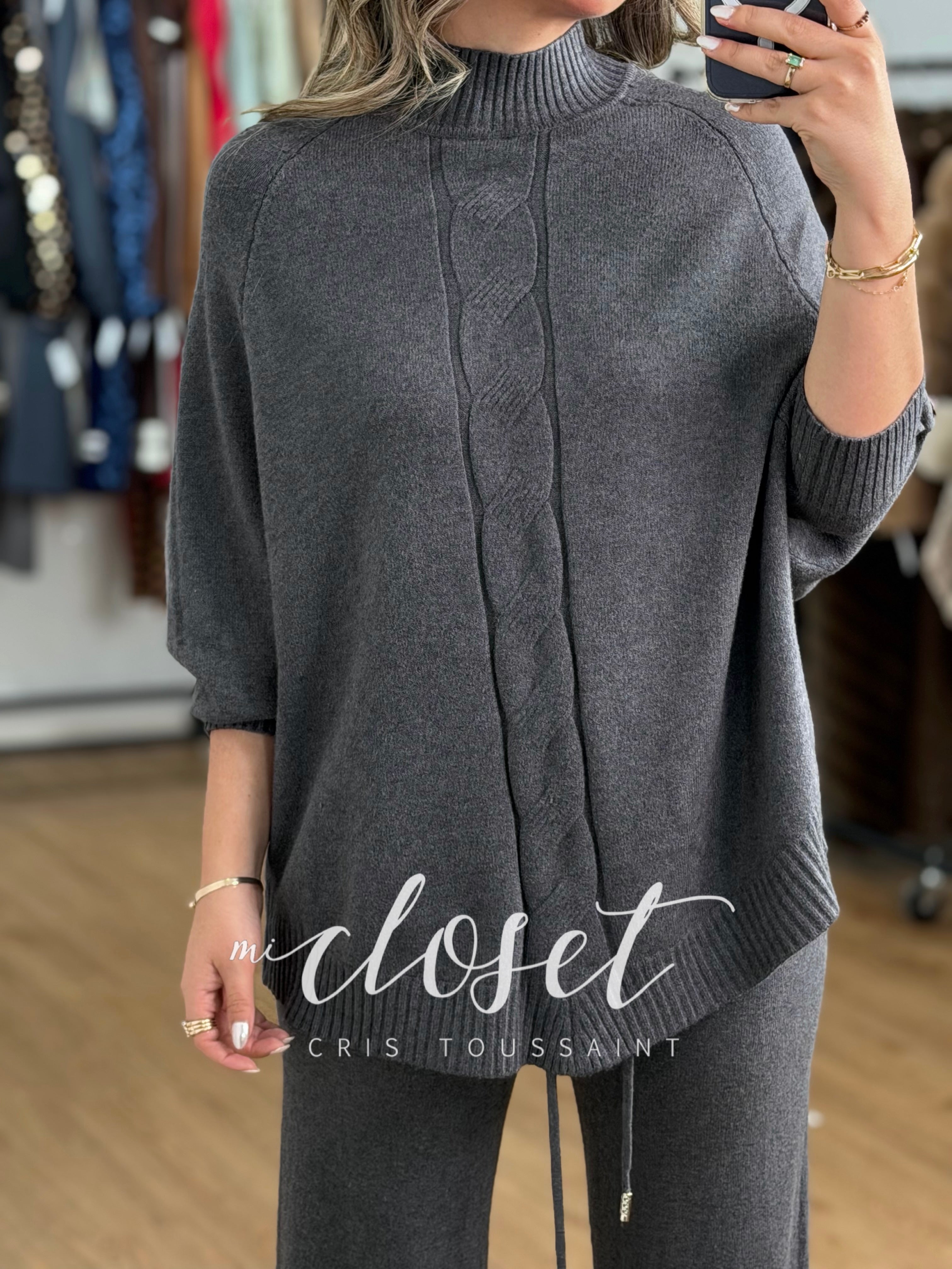CONJUNTO DE PANTS Y SWEATER TIPO PONCHO CON DETALLE DE CORAZONES EN BRAZOS Y TEXTURA
