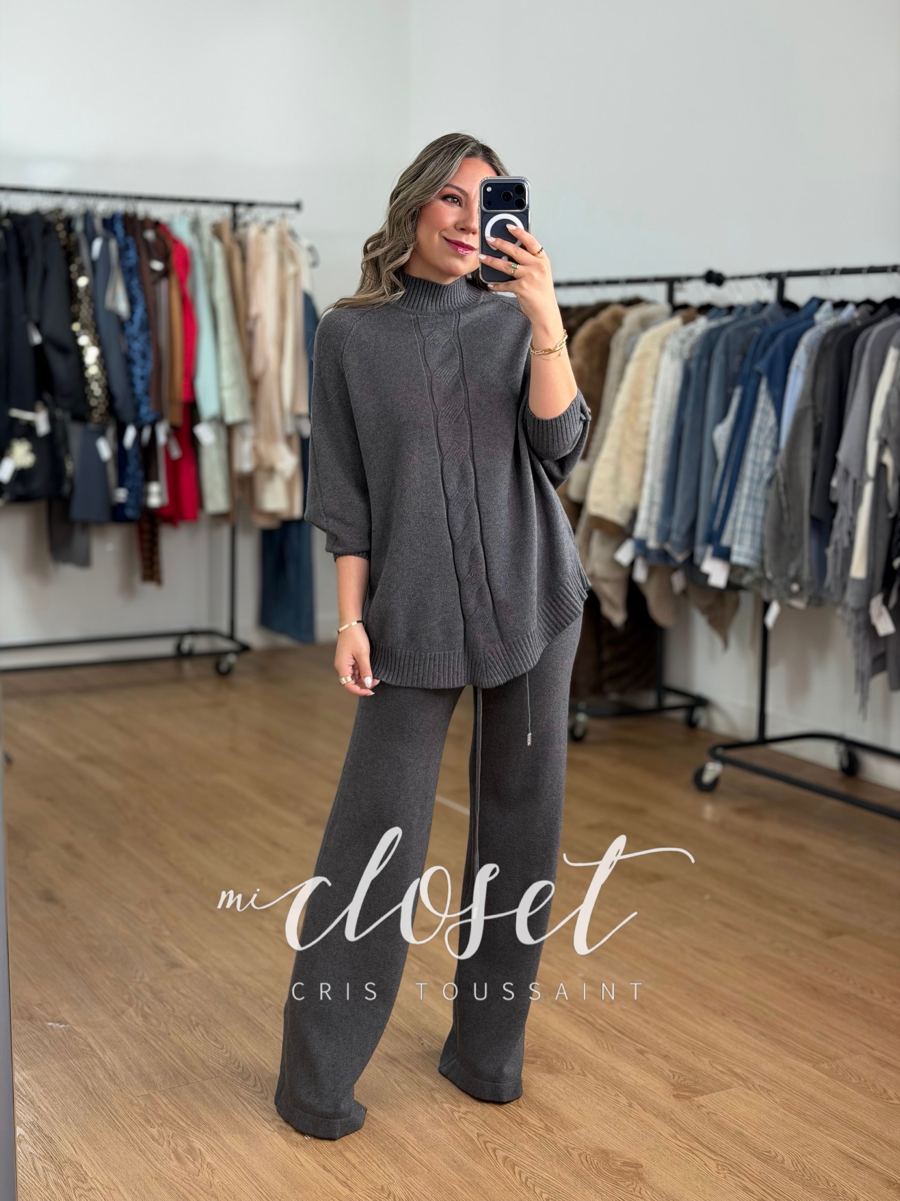 CONJUNTO DE PANTS Y SWEATER TIPO PONCHO CON DETALLE DE CORAZONES EN BRAZOS Y TEXTURA