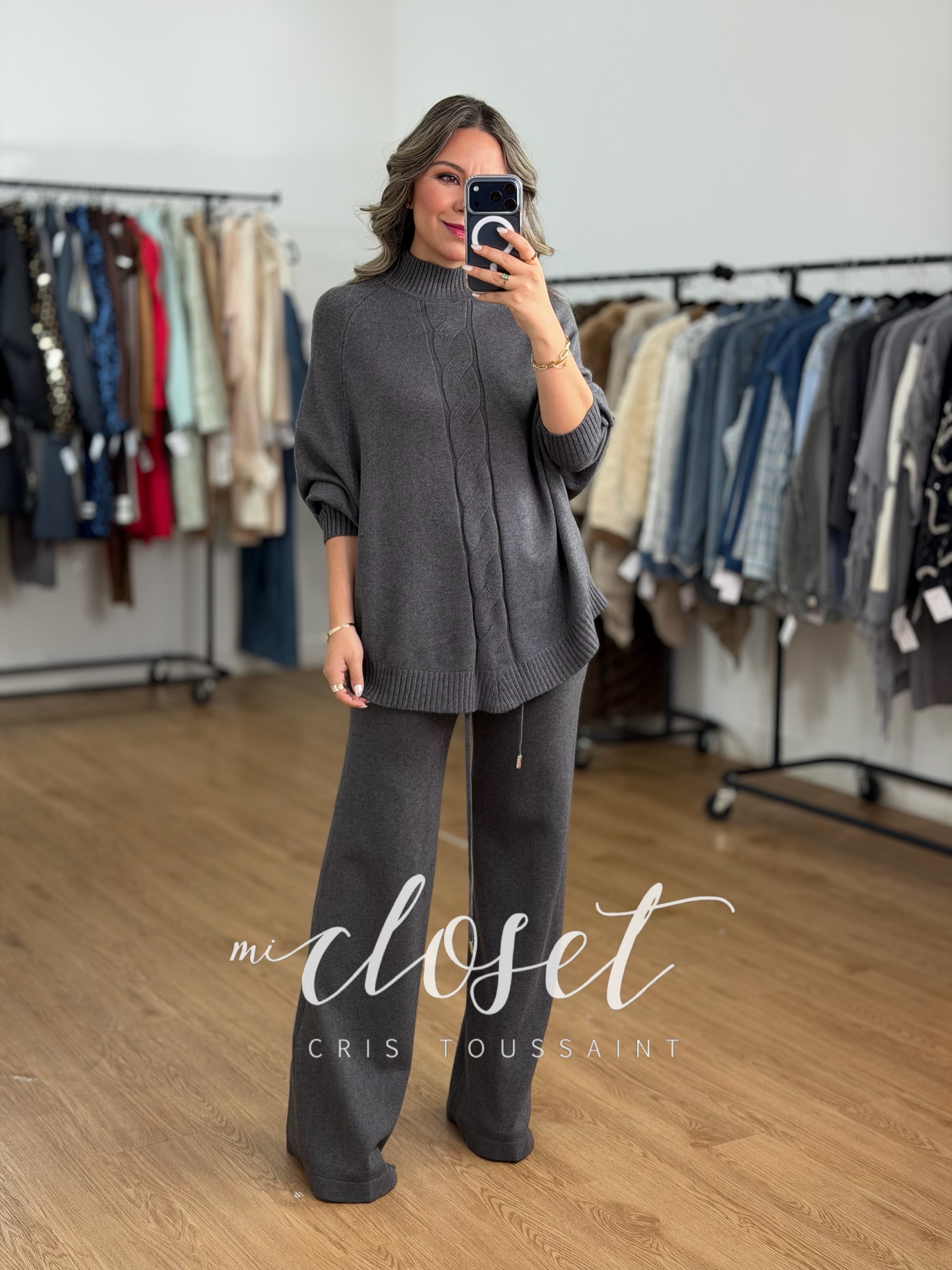 CONJUNTO DE PANTS Y SWEATER TIPO PONCHO CON DETALLE DE CORAZONES EN BRAZOS Y TEXTURA