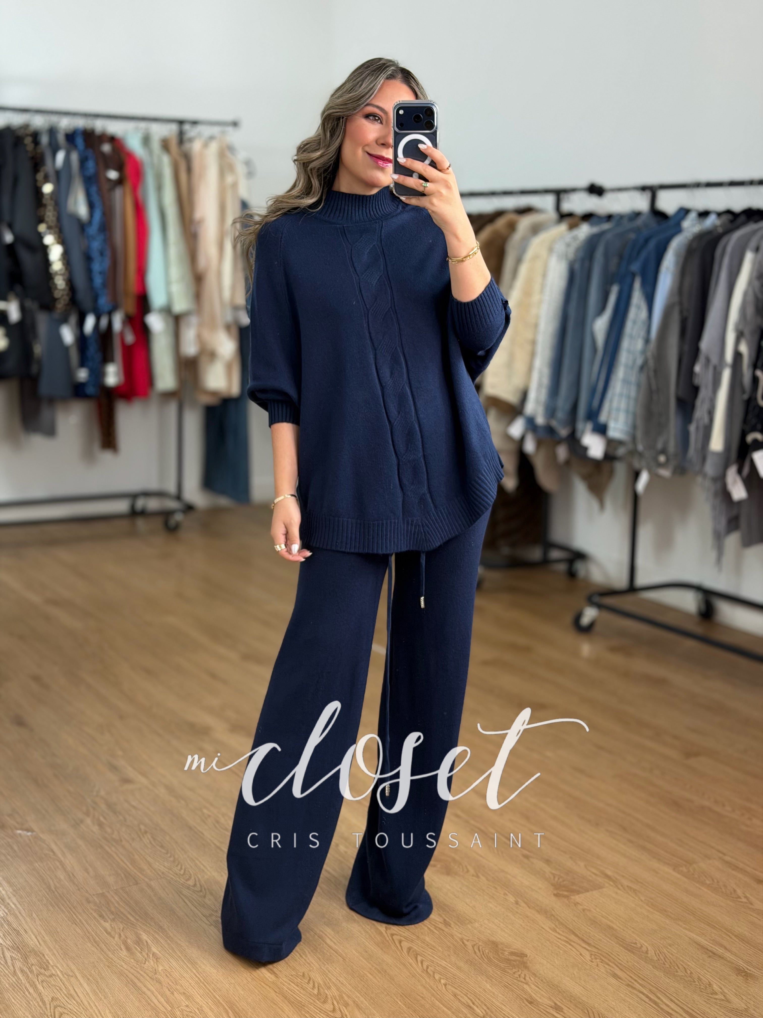 CONJUNTO DE PANTS Y SWEATER TIPO PONCHO CON DETALLE DE CORAZONES EN BRAZOS Y TEXTURA