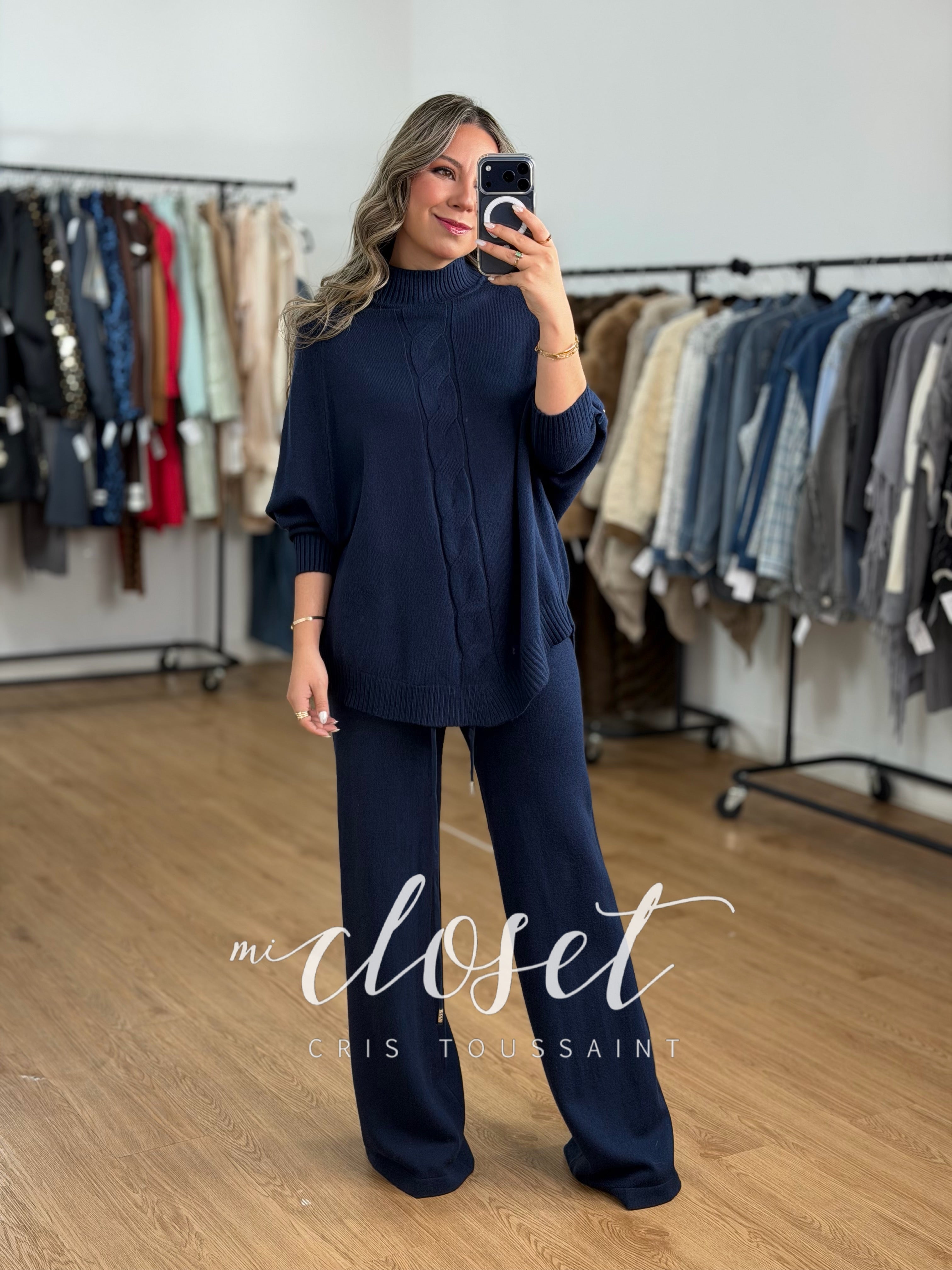 CONJUNTO DE PANTS Y SWEATER TIPO PONCHO CON DETALLE DE CORAZONES EN BRAZOS Y TEXTURA