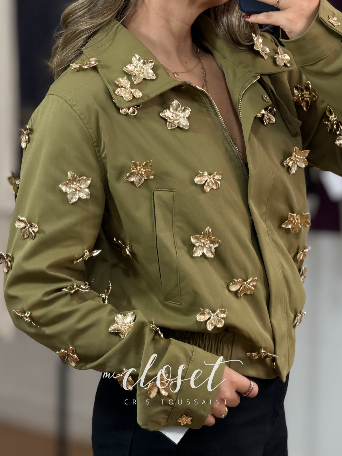 CHAMARRA CON APLICACIONES FLORALES METÁLICAS EN TONO DORADO; CIERRE FRONTAL Y CINTURA ELÁSTICA