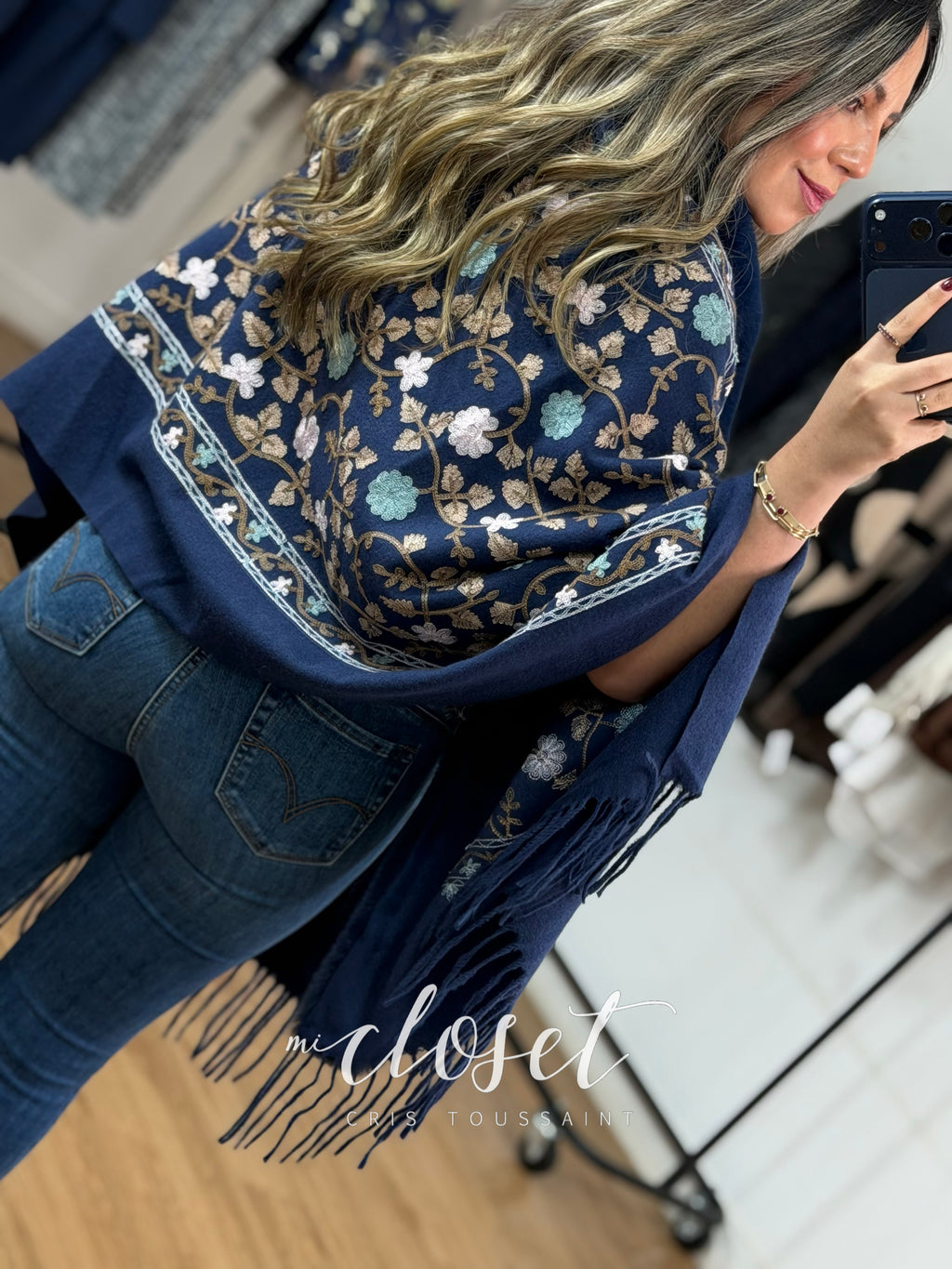 CHAL LIGERO CON ESTOLA DE PELUCHE; SÚPER CALIENTITO, CON FLECOS ABAJO Y BROCHE
