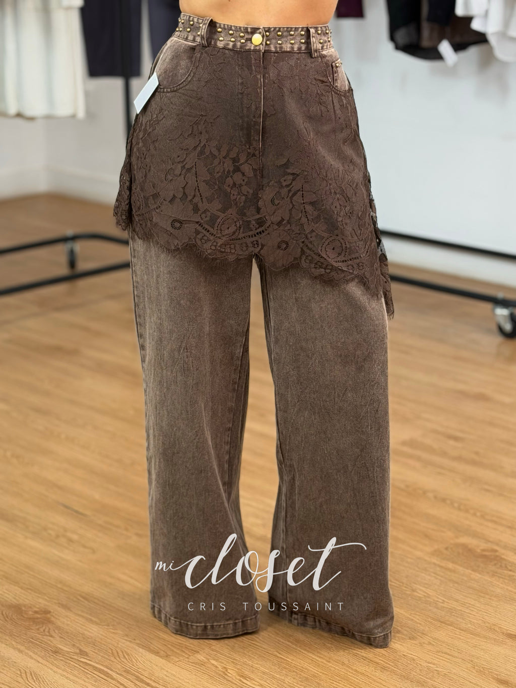 JEANS CON FALDA DE ENCAJE ASIMÉTRICA Y ESTOPEROLES EN PRETINA