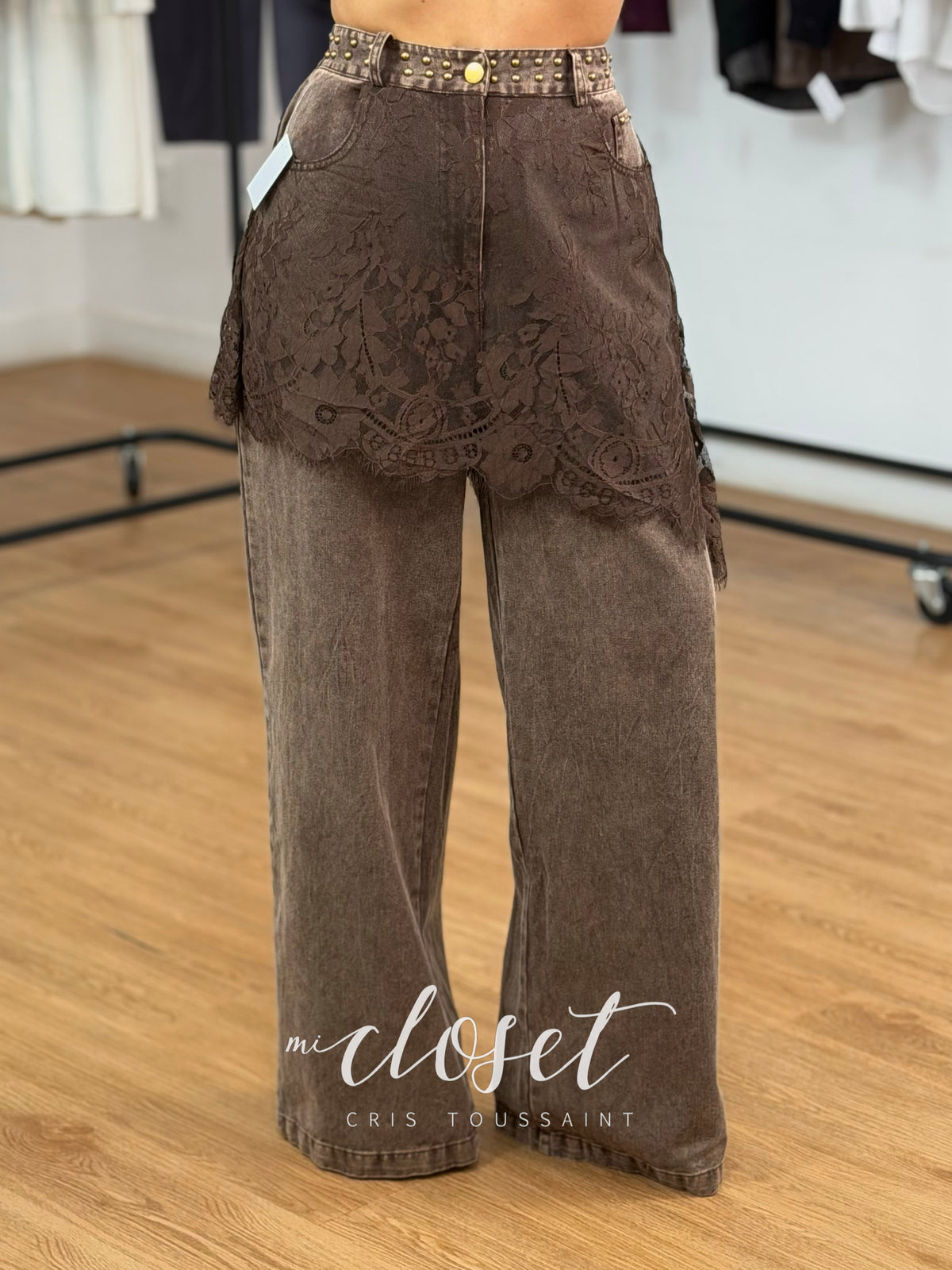 JEANS CON FALDA DE ENCAJE ASIMÉTRICA Y ESTOPEROLES EN PRETINA