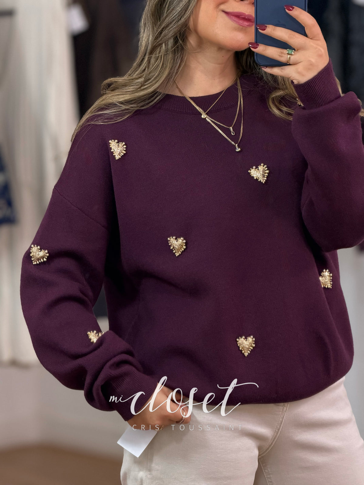 SWEATER DE PUNTO SEMI GRUESO CON DETALLE DE BROCHES CON CORAZONES METALIZADOS