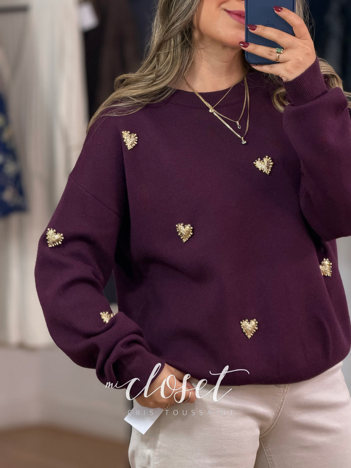 SWEATER DE PUNTO SEMI GRUESO CON DETALLE DE BROCHES CON CORAZONES METALIZADOS