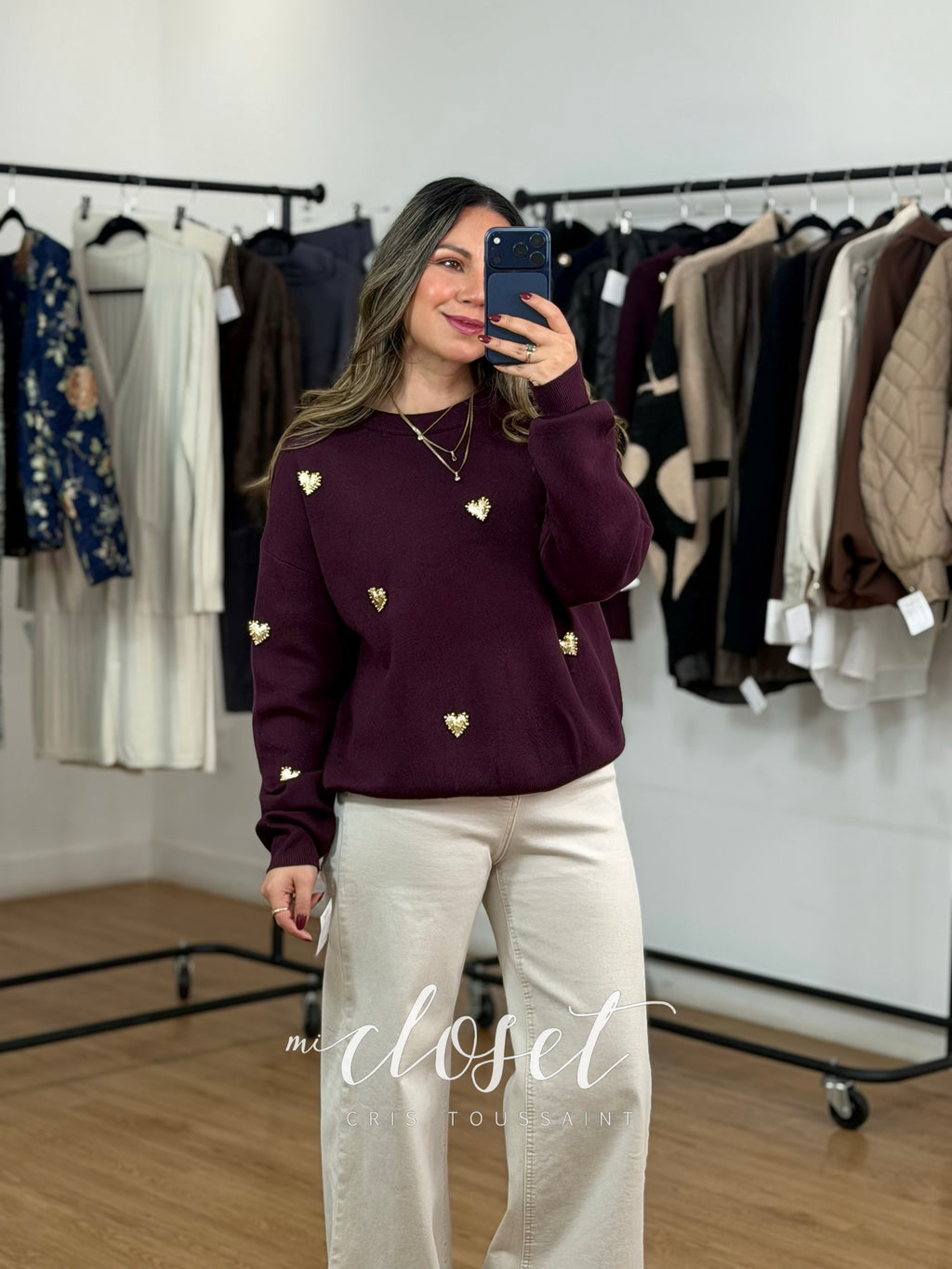 SWEATER DE PUNTO SEMI GRUESO CON DETALLE DE BROCHES CON CORAZONES METALIZADOS