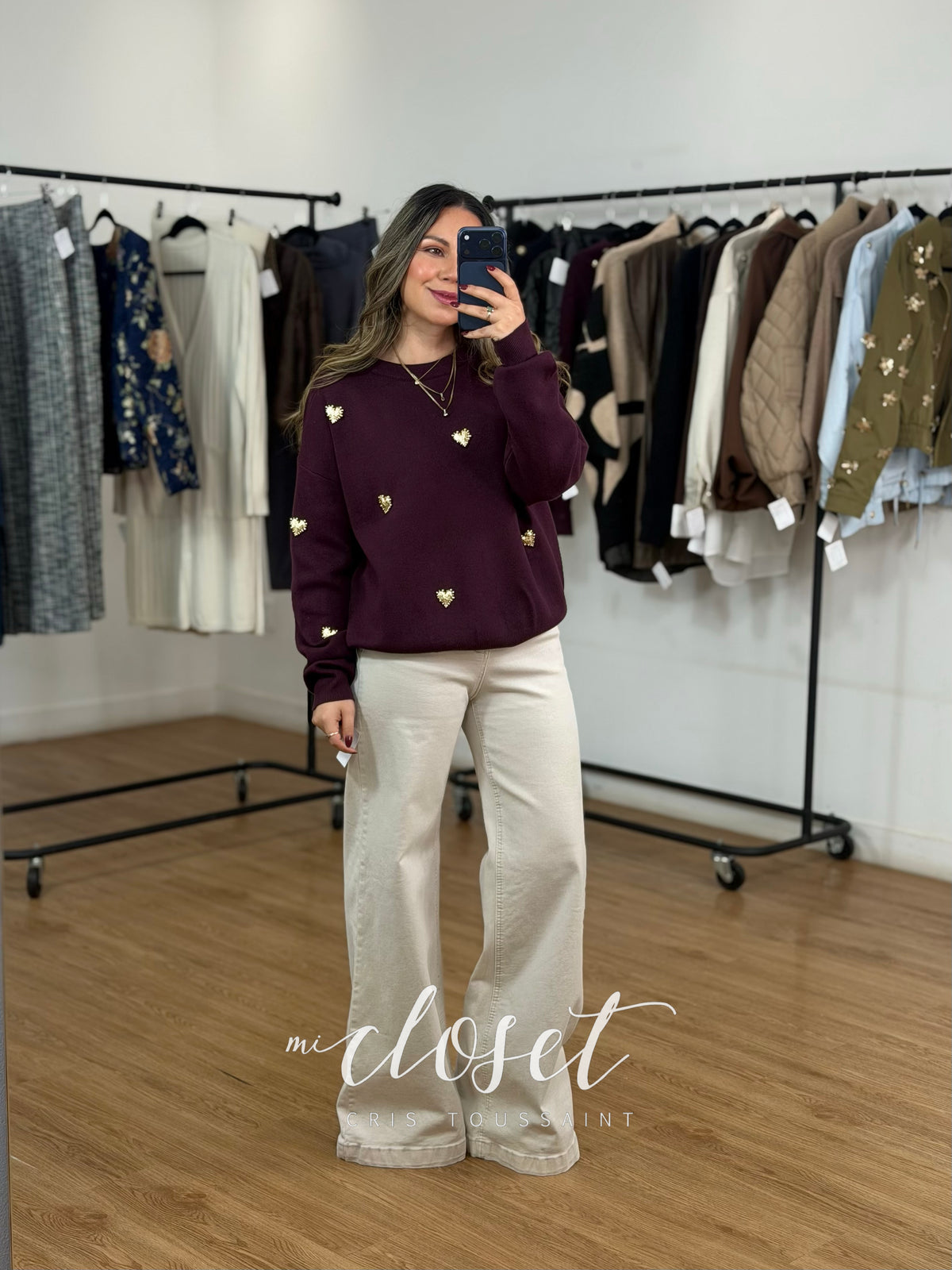 SWEATER DE PUNTO SEMI GRUESO CON DETALLE DE BROCHES CON CORAZONES METALIZADOS