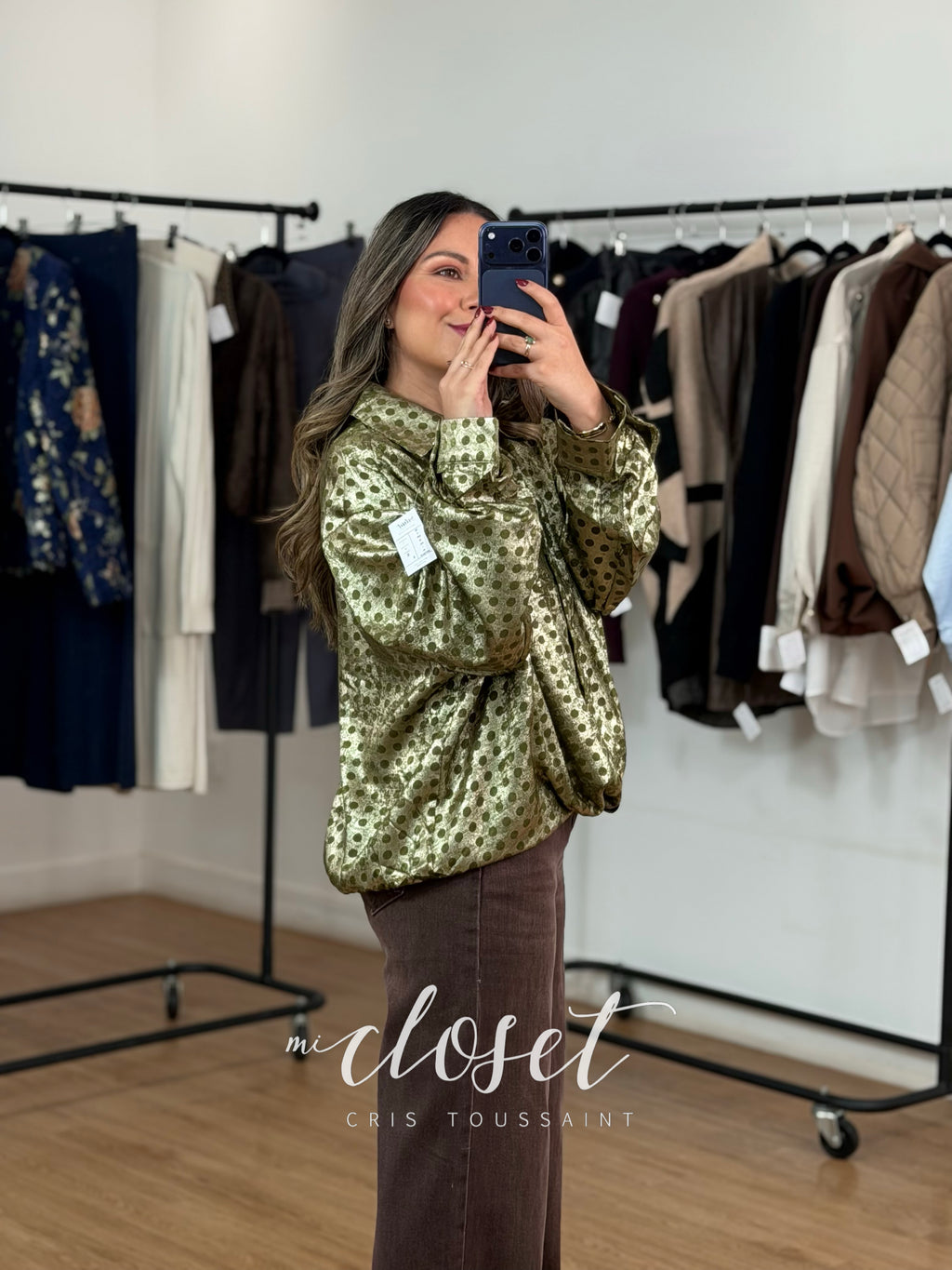CAMISA OVERSIZED CON NUDO EN CINTURA Y RESORTE EN PARTE TRASERA