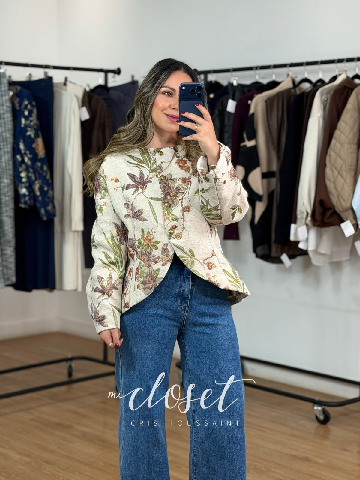 BLAZER CORTO ATERCIOPELADO CON ESTAMPADO FLORAL, CUELLO REDONDO Y BOTONES DORADOS; DETALLE DE ABERTURA EN PARTE BAJA Y HOMBRERAS