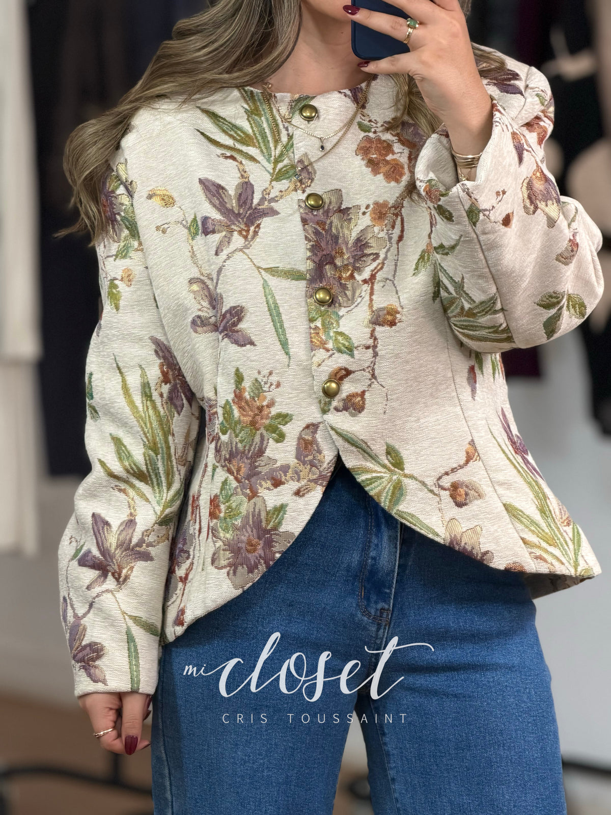 BLAZER CORTO ATERCIOPELADO CON ESTAMPADO FLORAL, CUELLO REDONDO Y BOTONES DORADOS; DETALLE DE ABERTURA EN PARTE BAJA Y HOMBRERAS