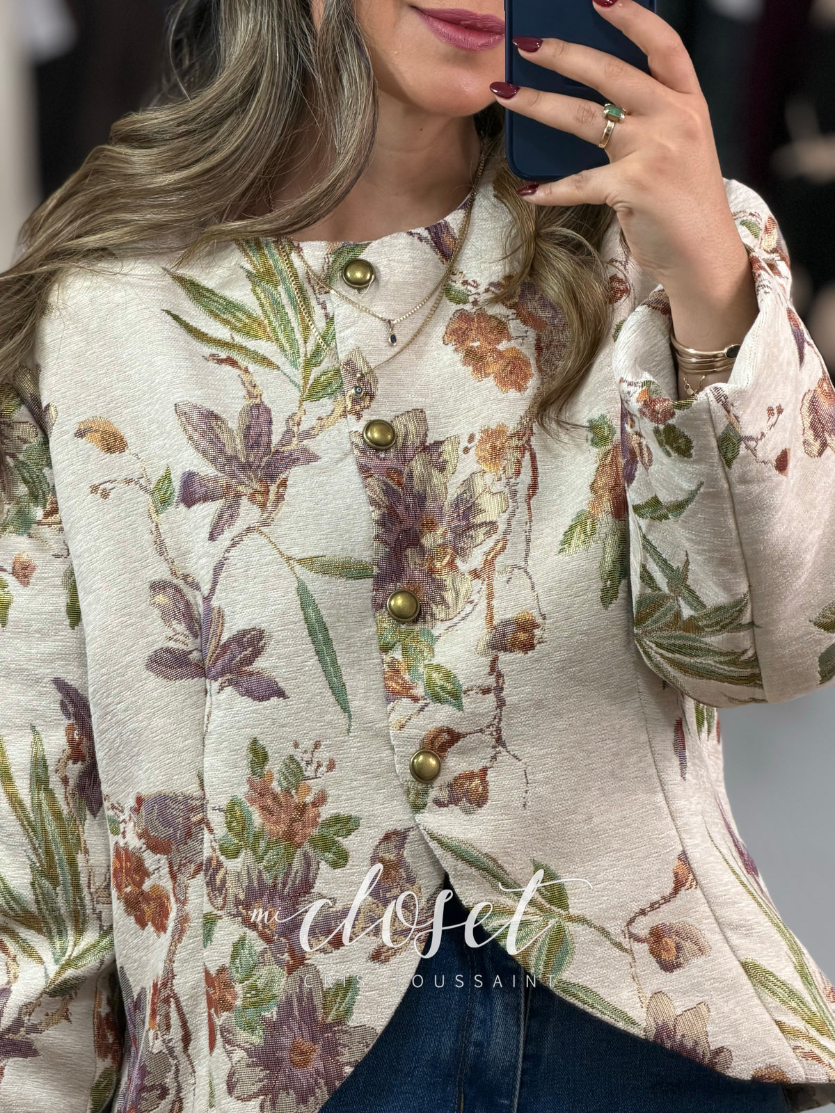 BLAZER CORTO ATERCIOPELADO CON ESTAMPADO FLORAL, CUELLO REDONDO Y BOTONES DORADOS; DETALLE DE ABERTURA EN PARTE BAJA Y HOMBRERAS