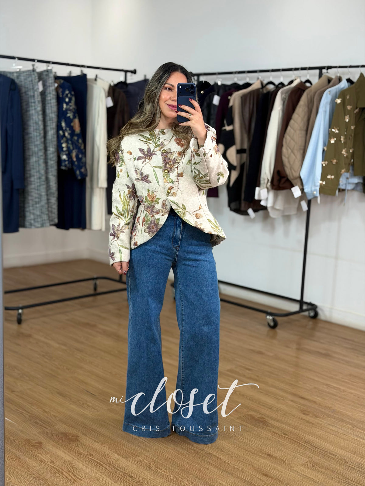 BLAZER CORTO ATERCIOPELADO CON ESTAMPADO FLORAL, CUELLO REDONDO Y BOTONES DORADOS; DETALLE DE ABERTURA EN PARTE BAJA Y HOMBRERAS