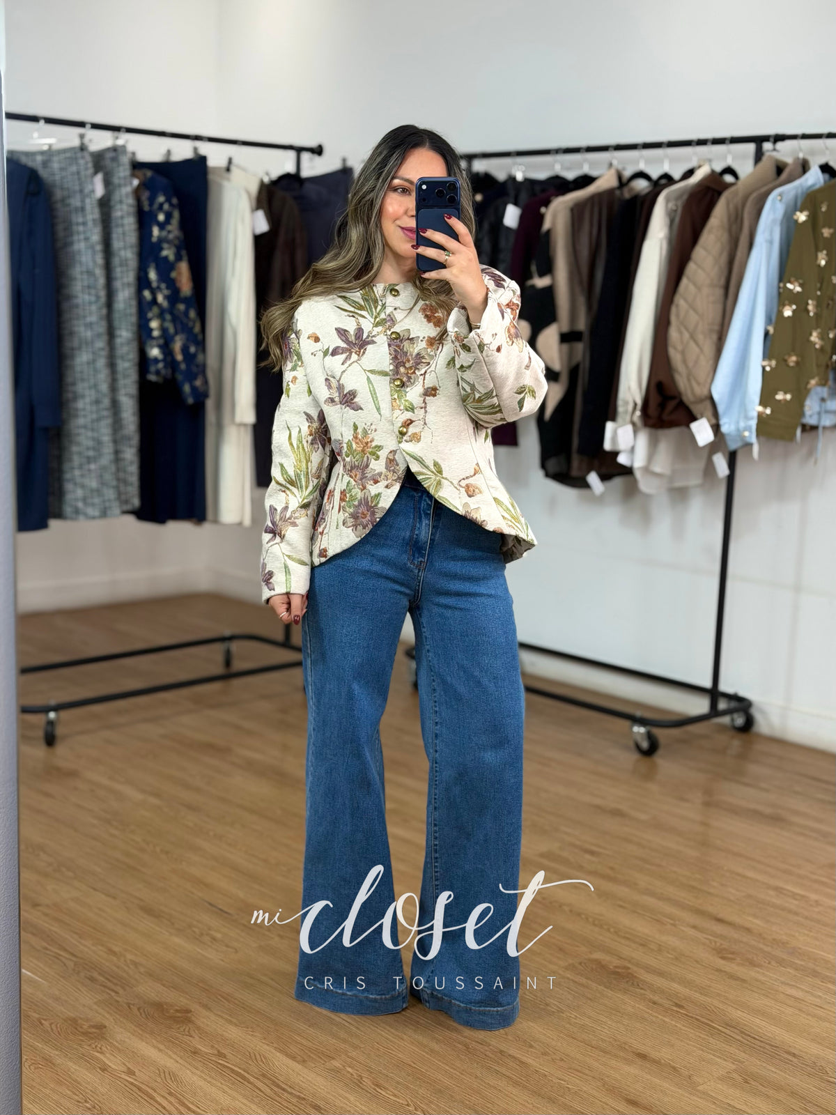 BLAZER CORTO ATERCIOPELADO CON ESTAMPADO FLORAL, CUELLO REDONDO Y BOTONES DORADOS; DETALLE DE ABERTURA EN PARTE BAJA Y HOMBRERAS