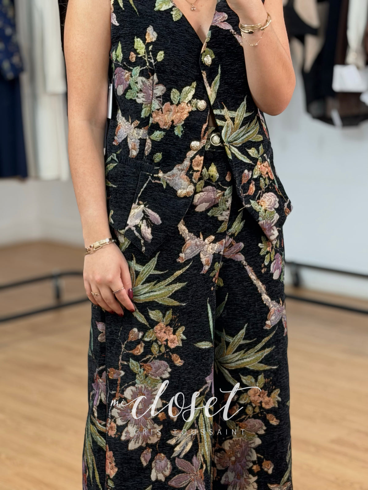CONJUNTO FLORAL ATERCIOPELADO DE PANTALÓN CORTE WIDE LEG Y CHALECO TIPO SASTRE; DETALLE EN BOTONES Y BOLSILLOS FRONTALES; DESTELLOS DE BRILLO
