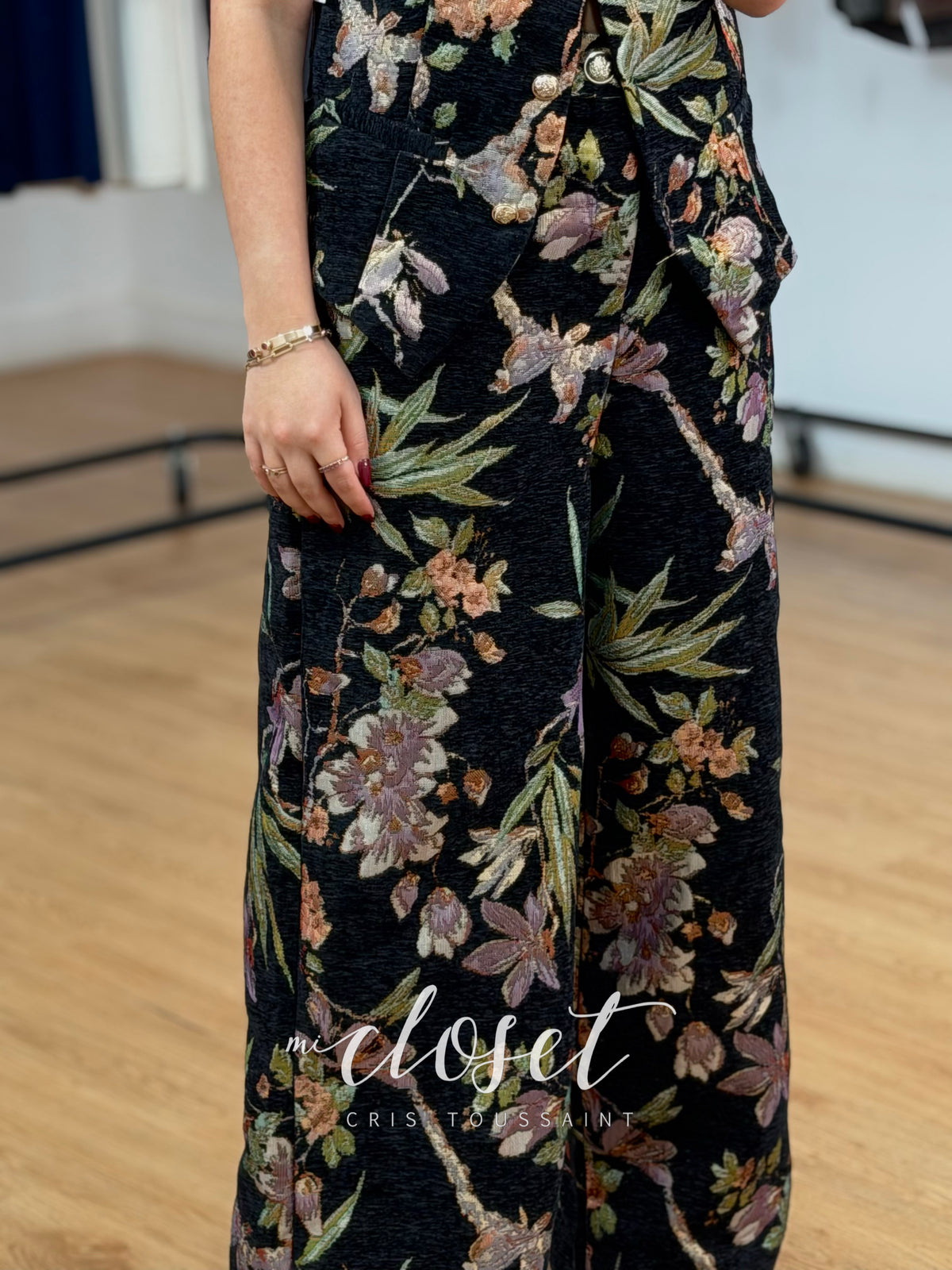 CONJUNTO FLORAL ATERCIOPELADO DE PANTALÓN CORTE WIDE LEG Y CHALECO TIPO SASTRE; DETALLE EN BOTONES Y BOLSILLOS FRONTALES; DESTELLOS DE BRILLO