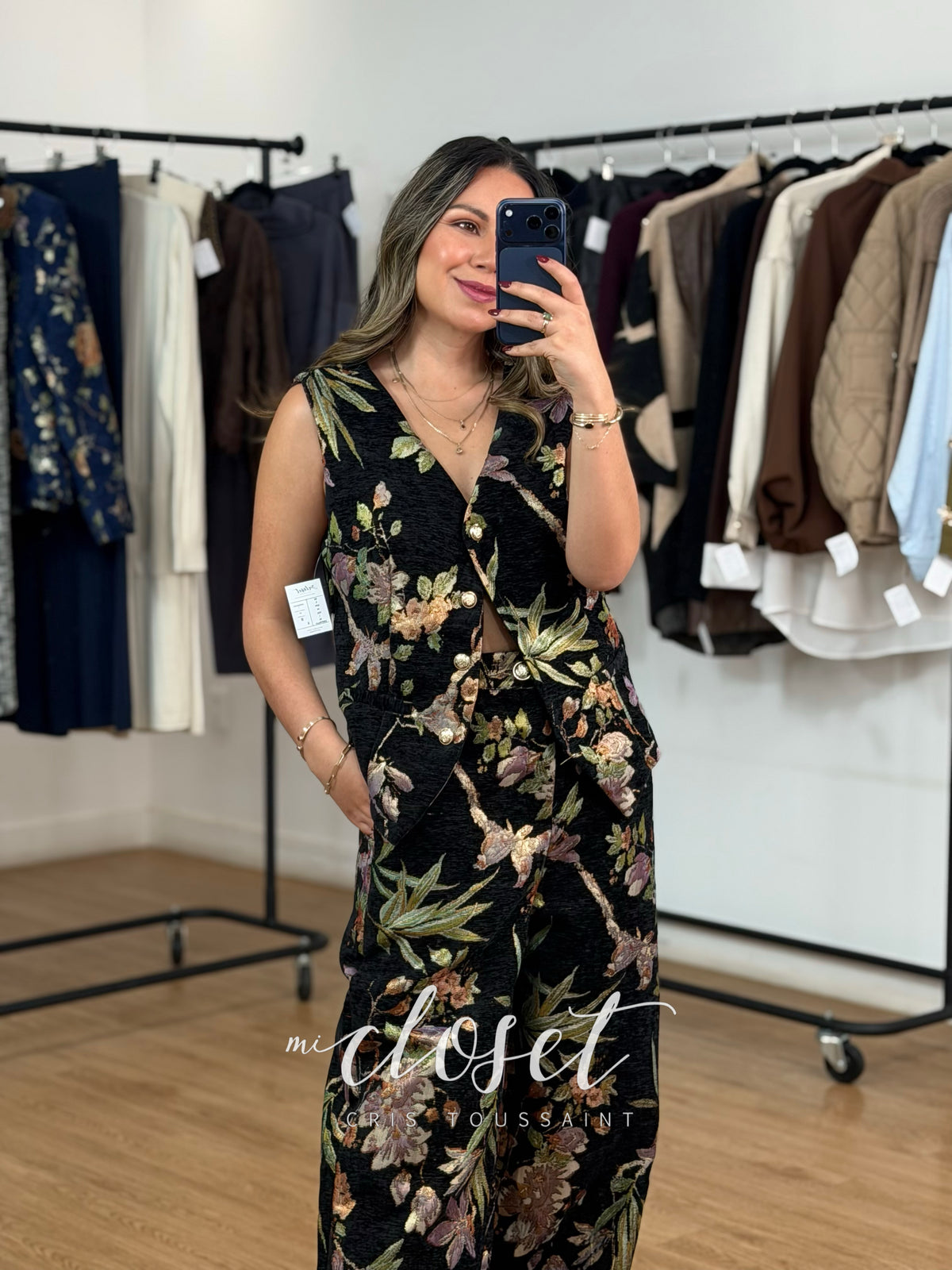 CONJUNTO FLORAL ATERCIOPELADO DE PANTALÓN CORTE WIDE LEG Y CHALECO TIPO SASTRE; DETALLE EN BOTONES Y BOLSILLOS FRONTALES; DESTELLOS DE BRILLO