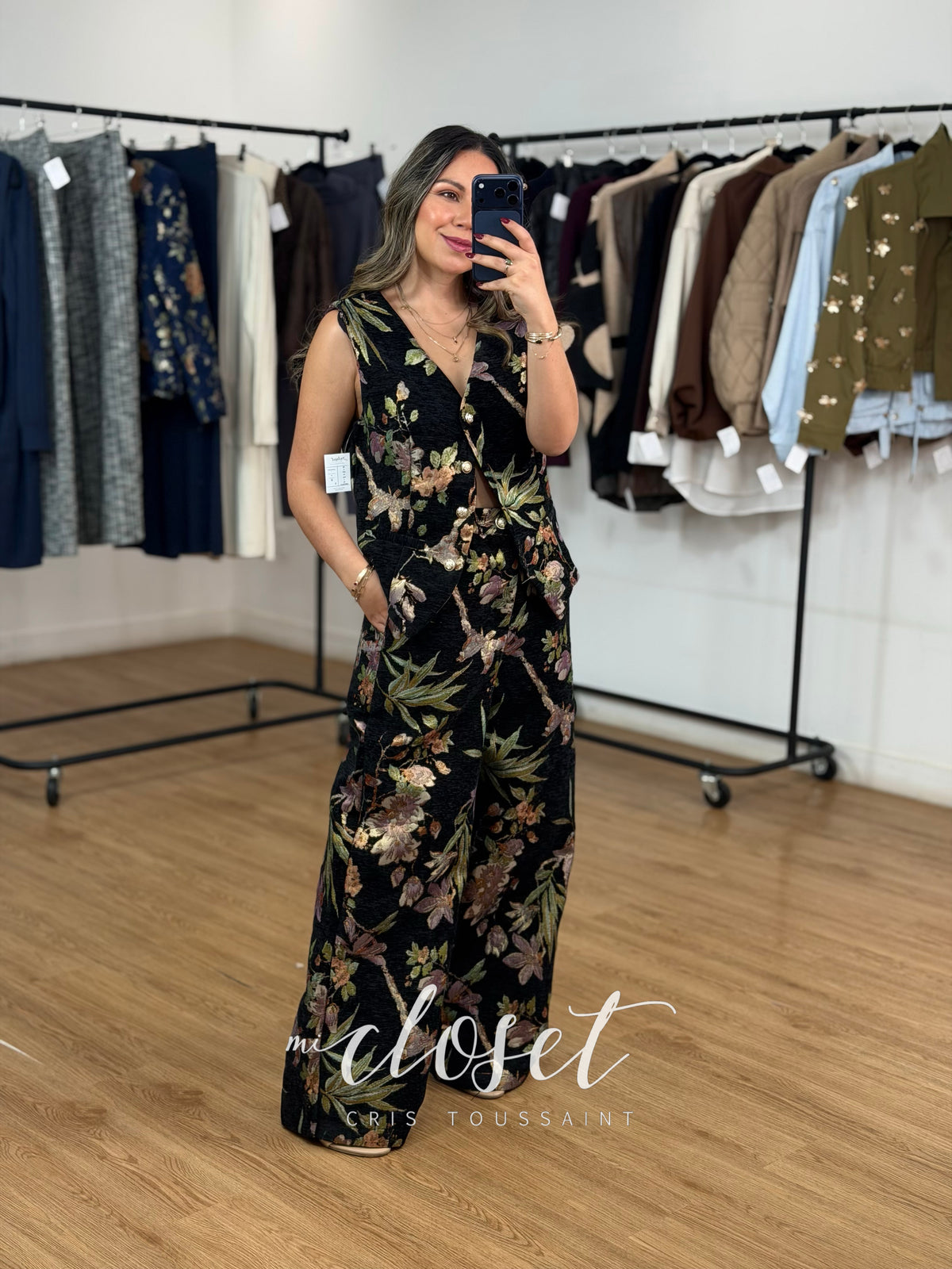 CONJUNTO FLORAL ATERCIOPELADO DE PANTALÓN CORTE WIDE LEG Y CHALECO TIPO SASTRE; DETALLE EN BOTONES Y BOLSILLOS FRONTALES; DESTELLOS DE BRILLO