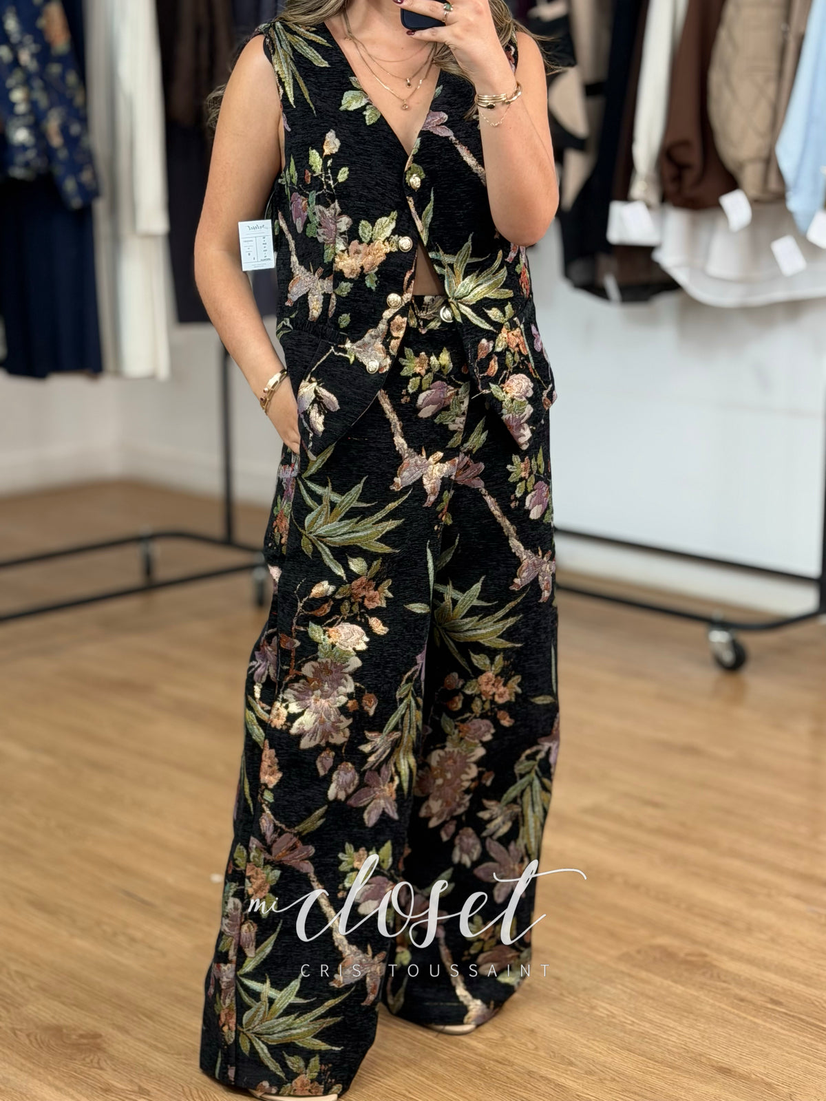 CONJUNTO FLORAL ATERCIOPELADO DE PANTALÓN CORTE WIDE LEG Y CHALECO TIPO SASTRE; DETALLE EN BOTONES Y BOLSILLOS FRONTALES; DESTELLOS DE BRILLO