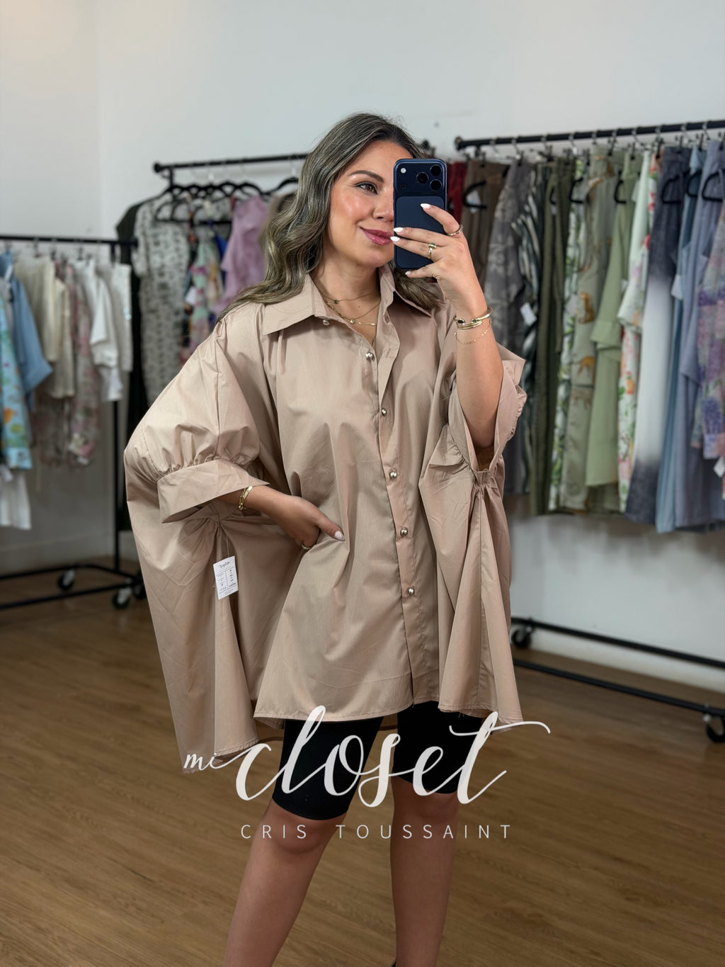 CAMISA OVERSIZED CON MANGA MURCIÉLAGO CORTA Y BOTONES PLATEADOS