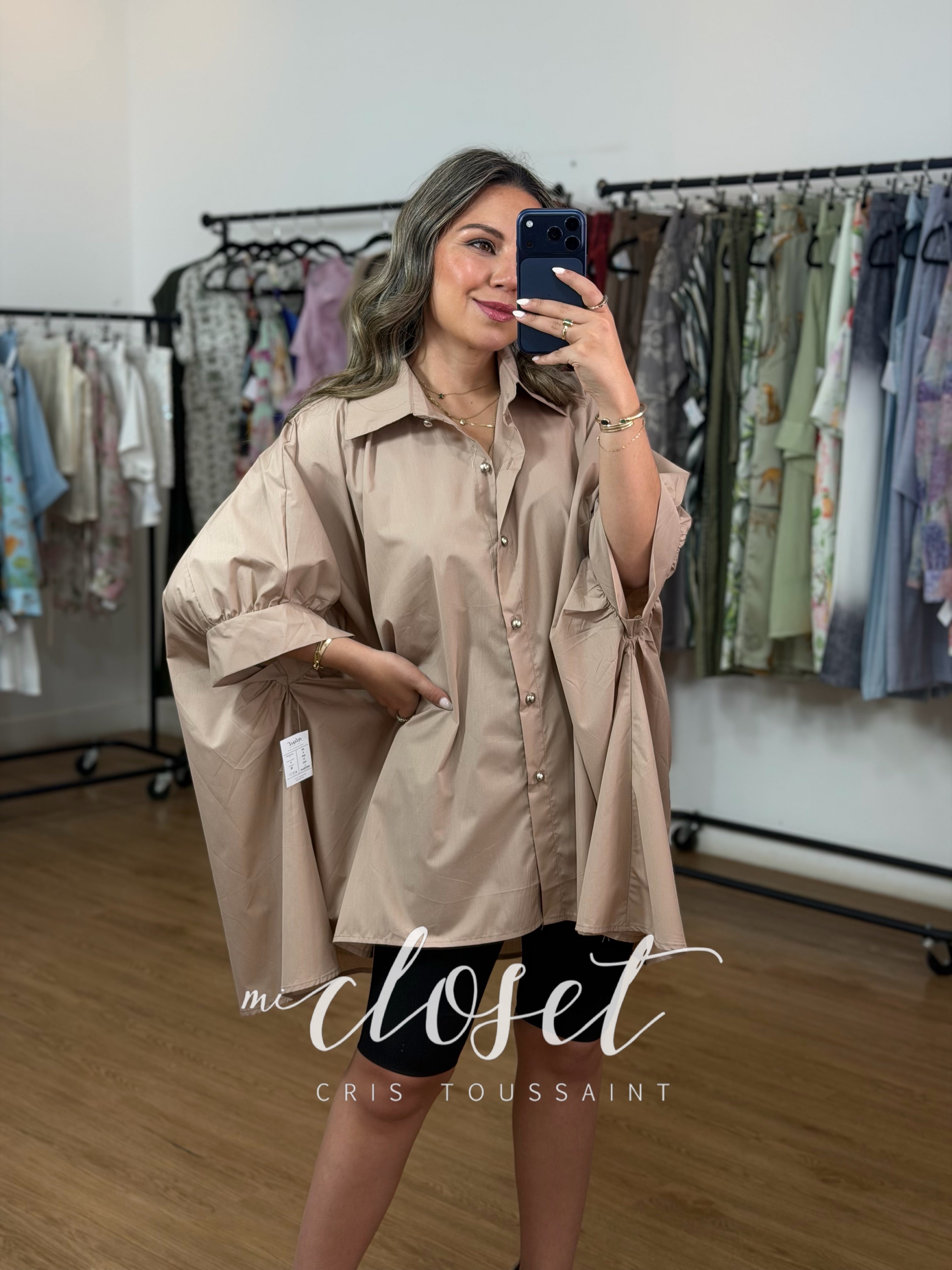 CAMISA OVERSIZED CON MANGA MURCIÉLAGO CORTA Y BOTONES PLATEADOS