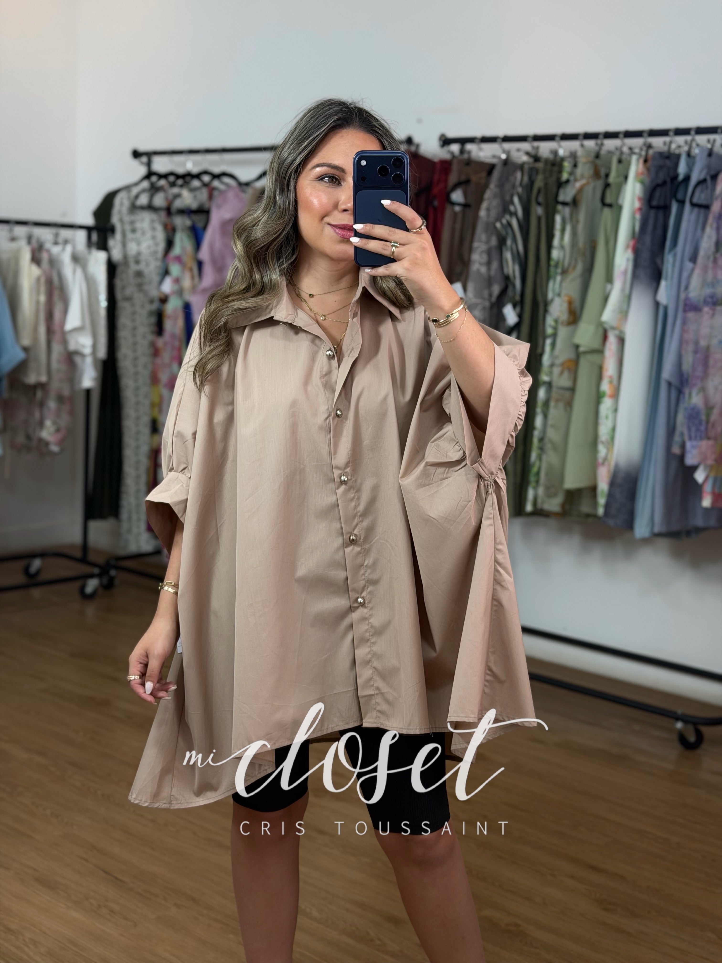 CAMISA OVERSIZED CON MANGA MURCIÉLAGO CORTA Y BOTONES PLATEADOS