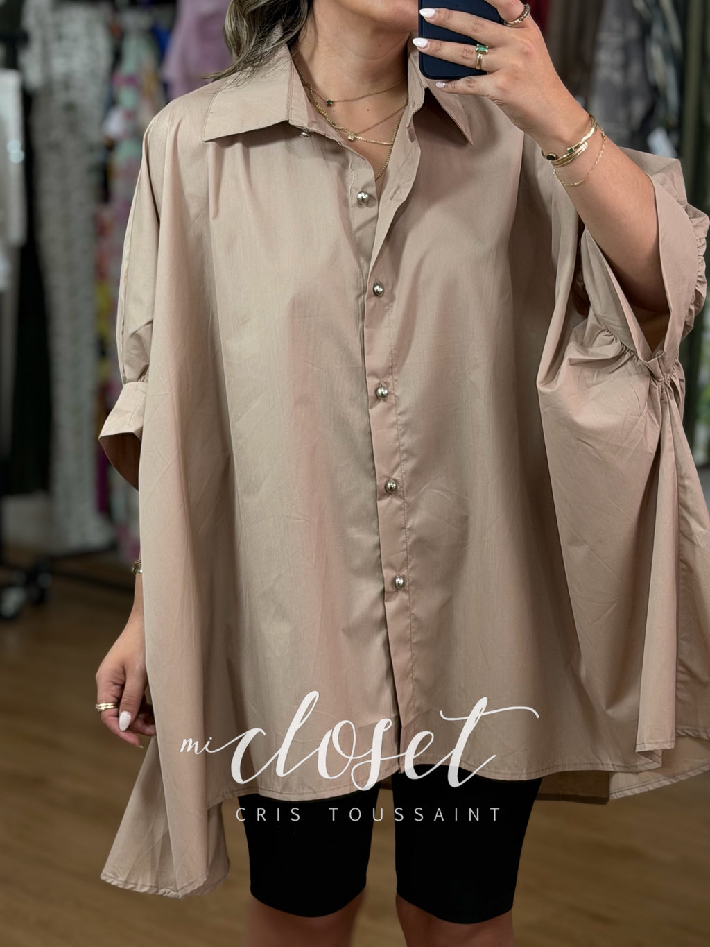CAMISA OVERSIZED CON MANGA MURCIÉLAGO CORTA Y BOTONES PLATEADOS