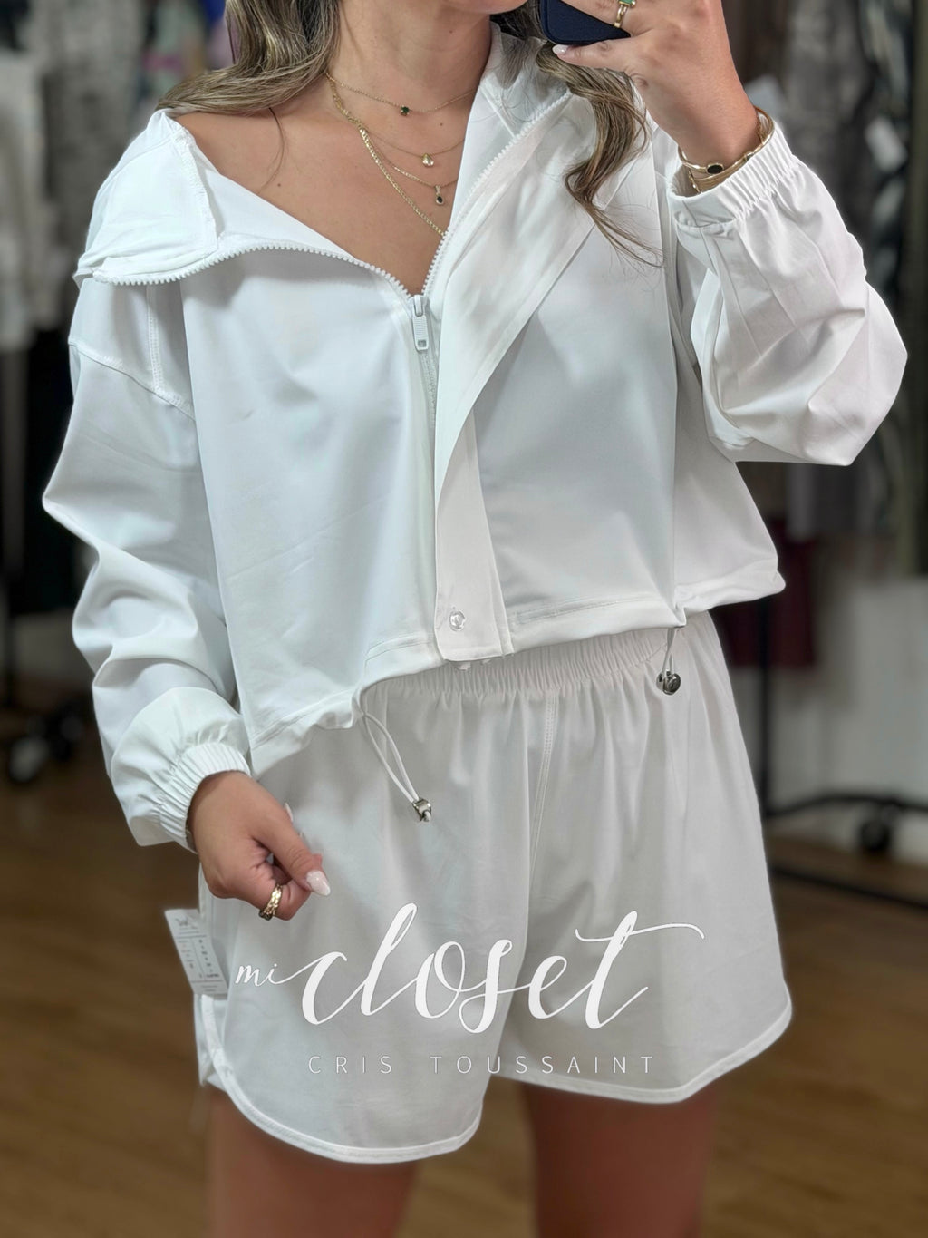 CONJUNTO DEPORTIVO LIGERO DE LICRA, SHORT CON LICRA ADHERIDA Y CHAMARRA CORTA OVERSIZED (CON CINTAS AJUSTABLES)