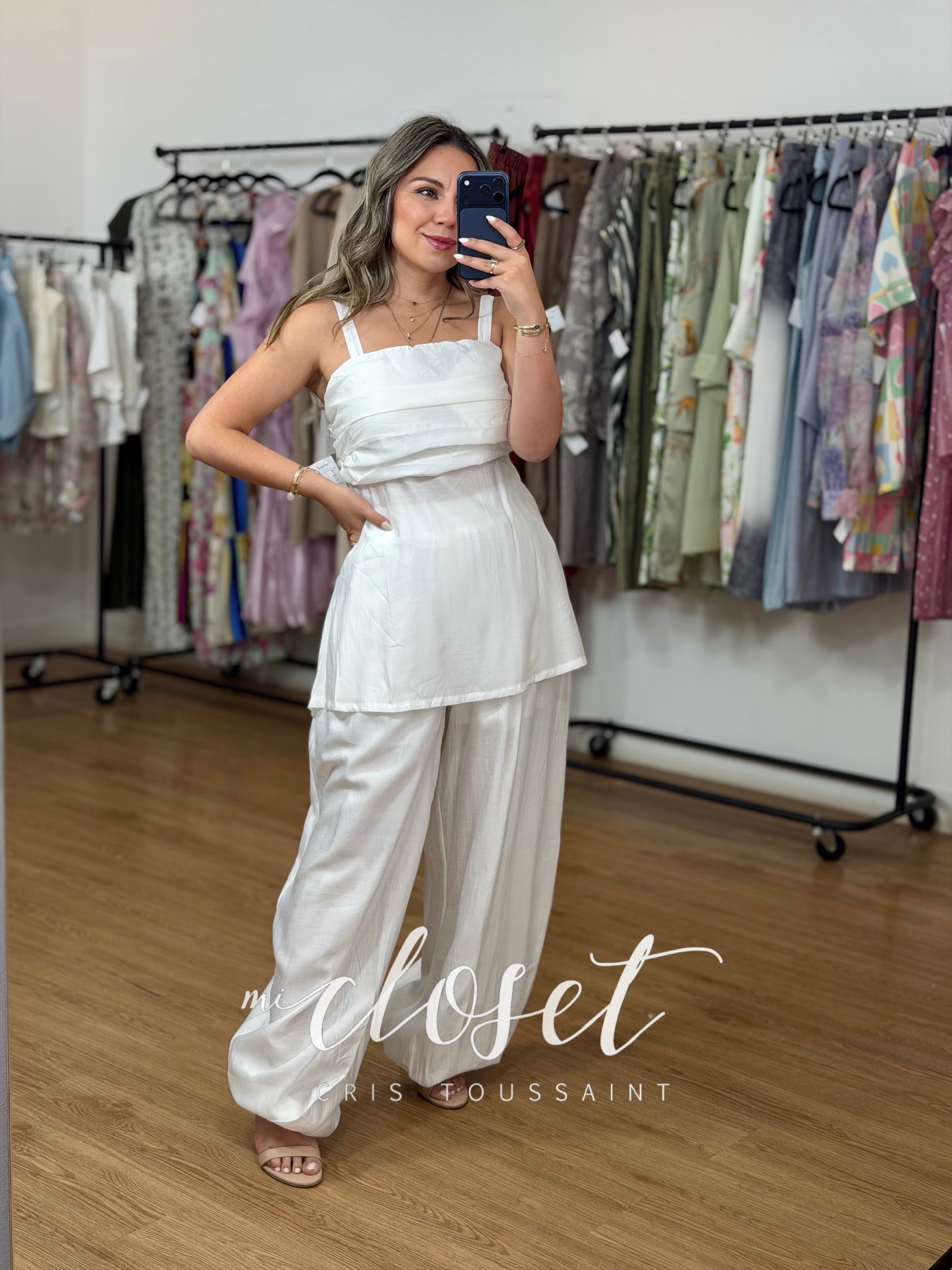 CONJUNTO PANTALÓN BOMBER Y BLUSA, FORRO EN BLUSA Y COPA; FORRO DE SHORT EN PANTALÓN TIPO SATINADO