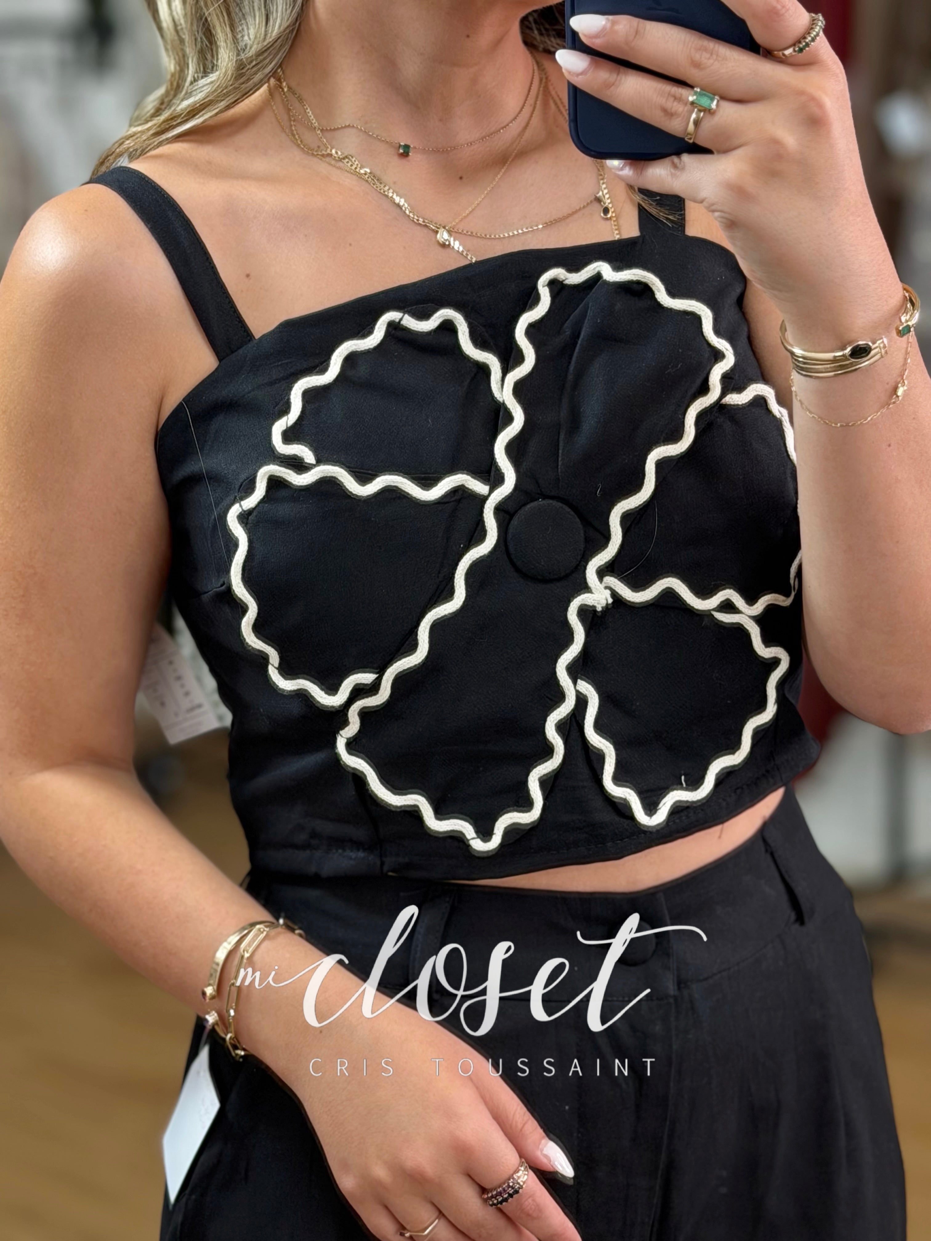 CONJUNTO TELA GABARDINA LIGERA DE CROP TOP CON DETALLE DE FLOR EN TEXTURA (CON FORRO) Y PANTALÓN