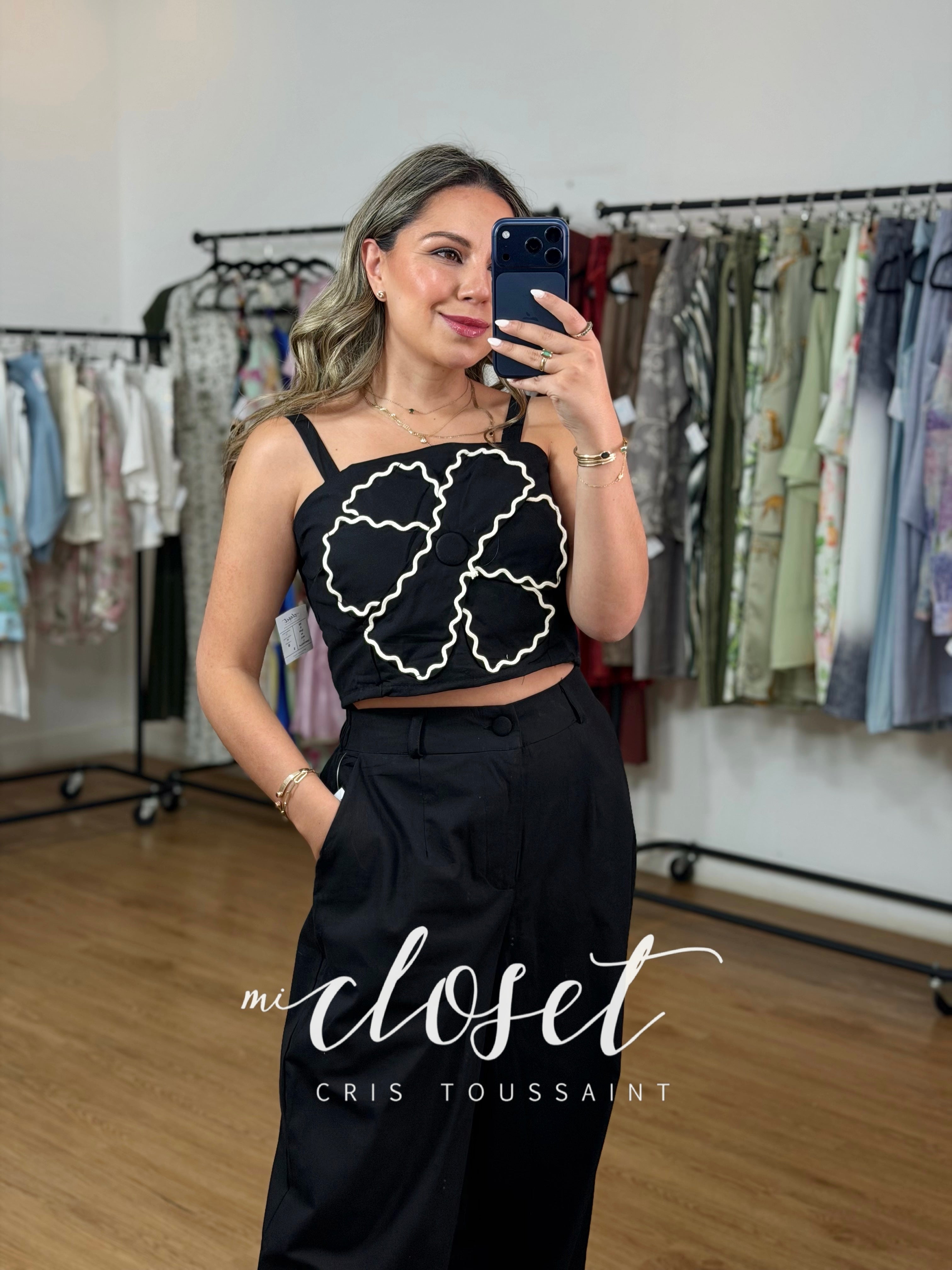 CONJUNTO TELA GABARDINA LIGERA DE CROP TOP CON DETALLE DE FLOR EN TEXTURA (CON FORRO) Y PANTALÓN