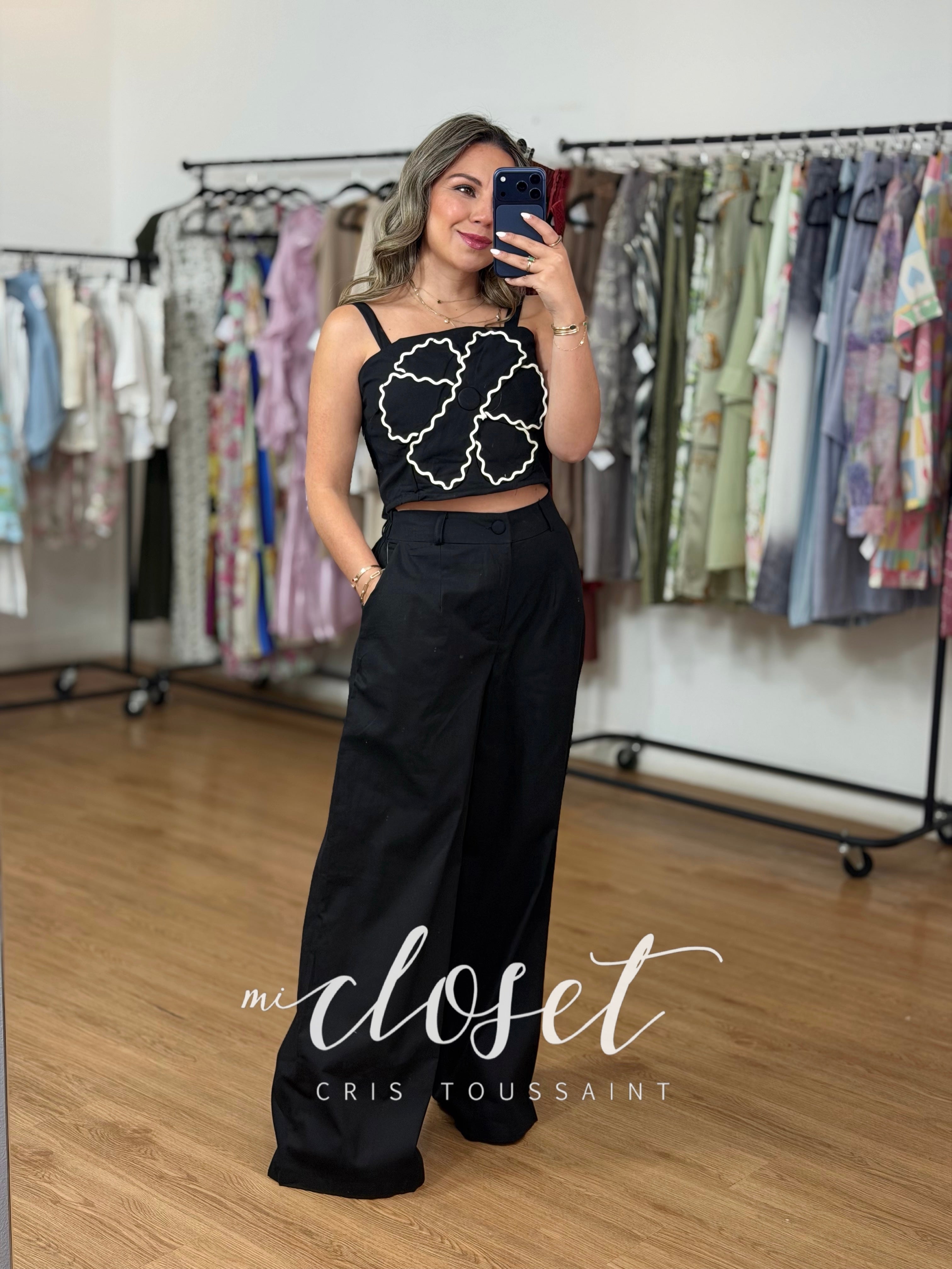 CONJUNTO TELA GABARDINA LIGERA DE CROP TOP CON DETALLE DE FLOR EN TEXTURA (CON FORRO) Y PANTALÓN