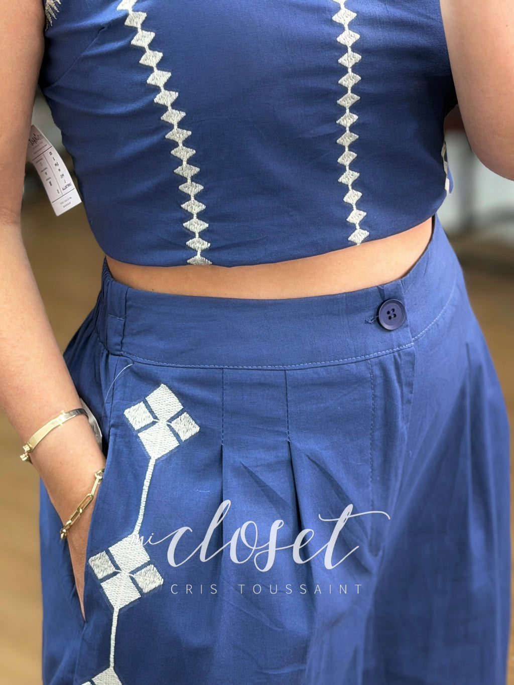 CONJUNTO PANTALÓN Y CROP LIGERO CON COPAS, SATINADO