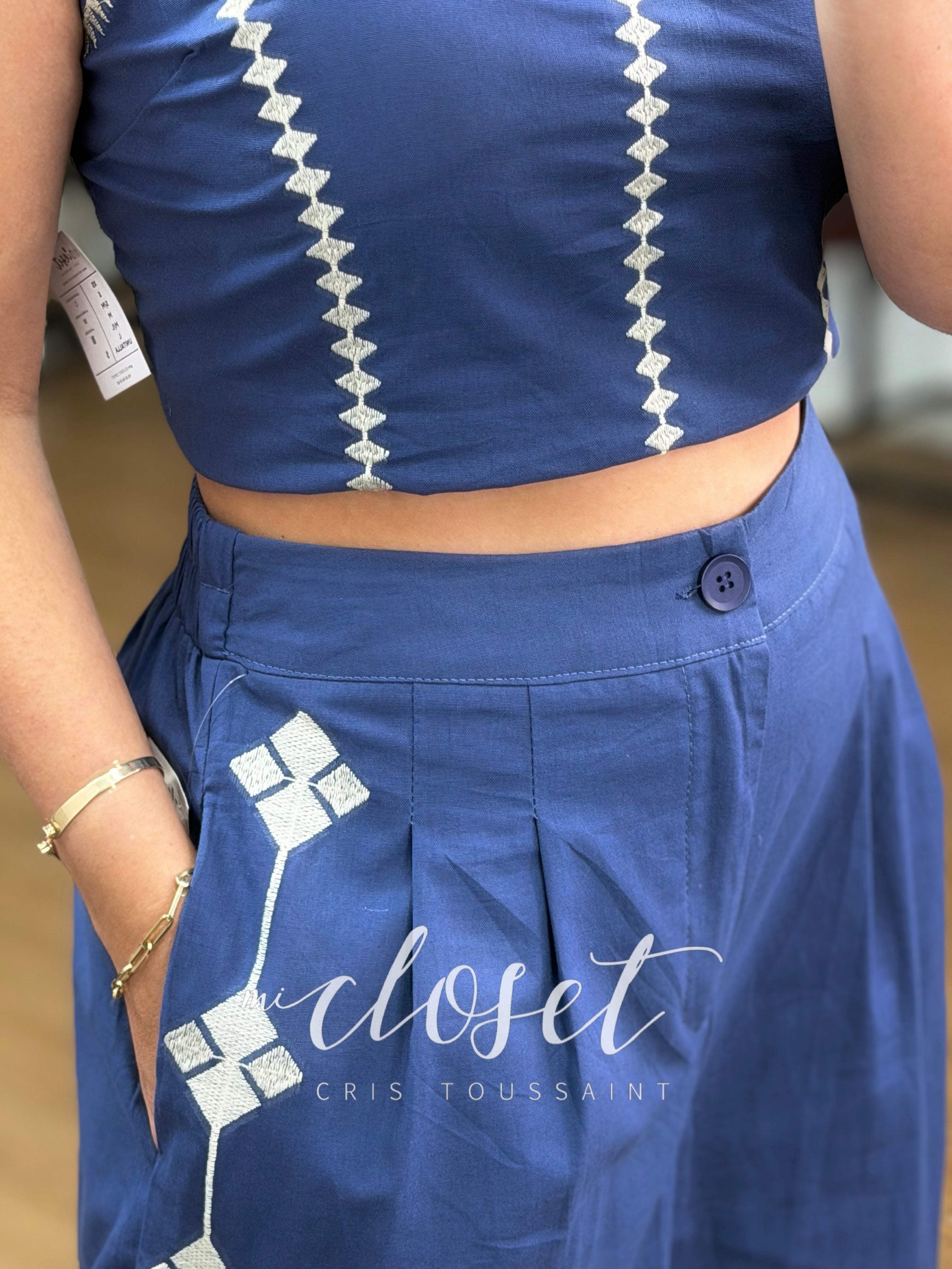 CONJUNTO PANTALÓN Y CROP LIGERO CON COPAS, SATINADO
