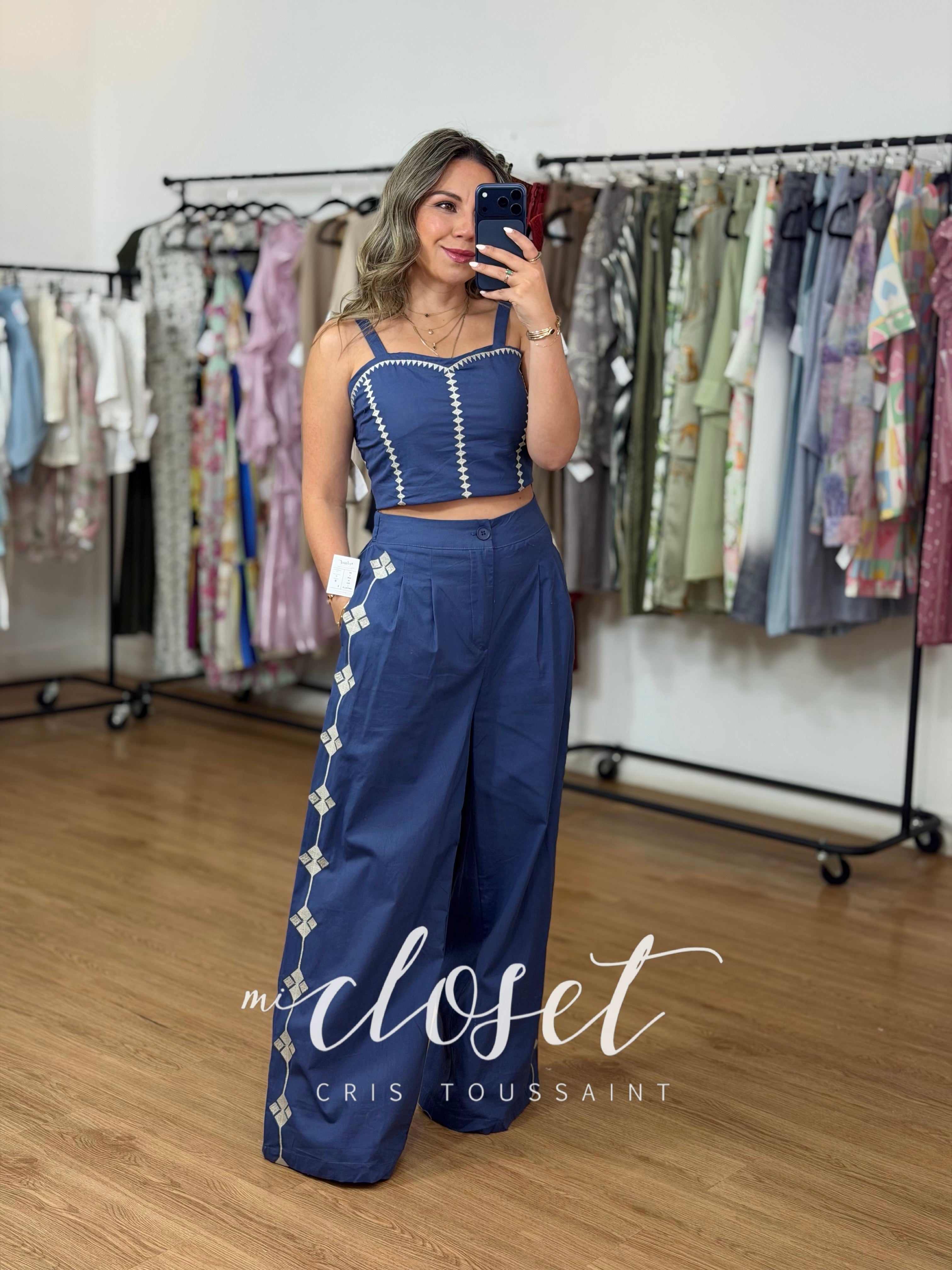 CONJUNTO PANTALÓN Y CROP LIGERO CON COPAS, SATINADO