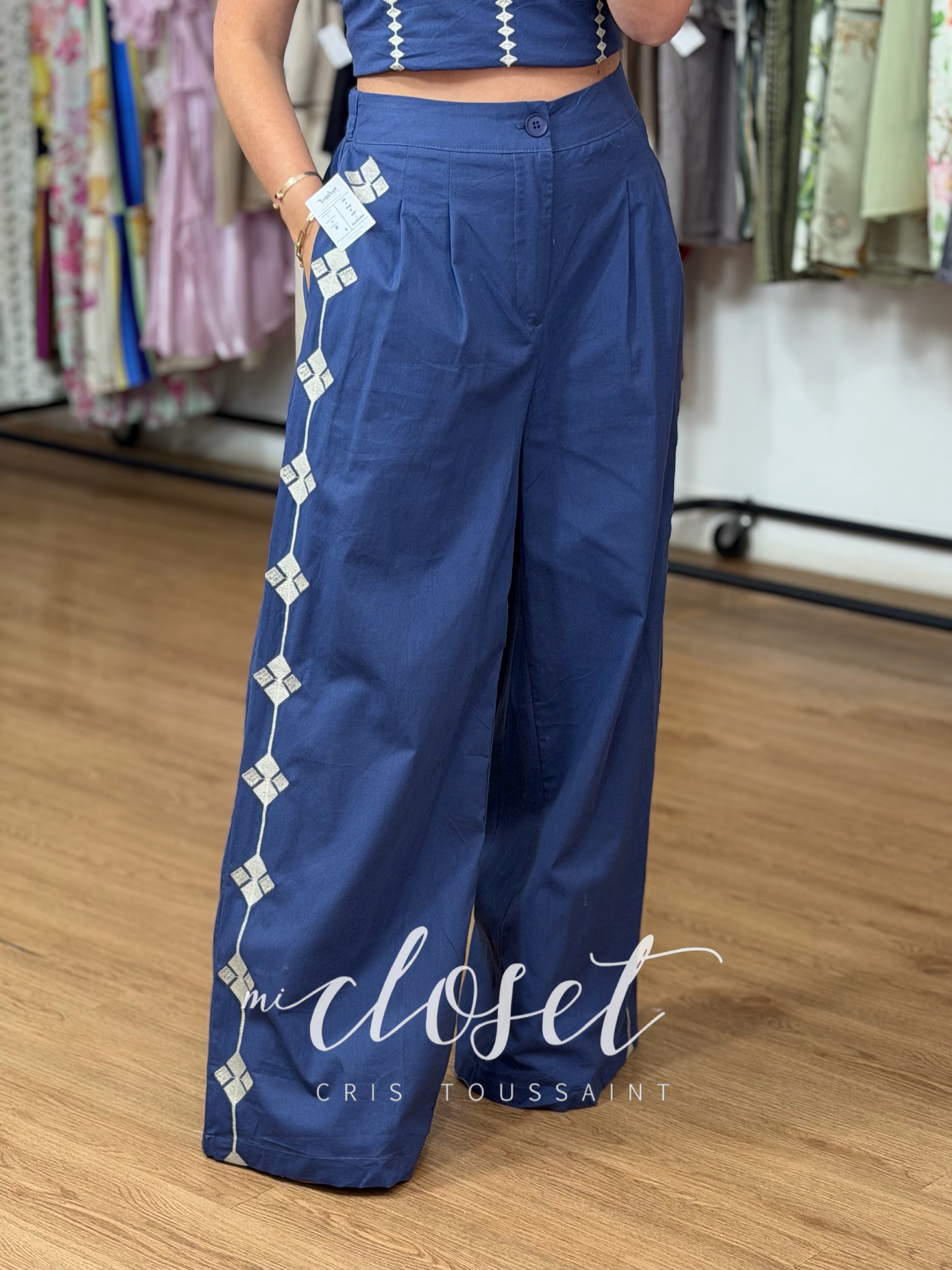 CONJUNTO PANTALÓN Y CROP LIGERO CON COPAS, SATINADO