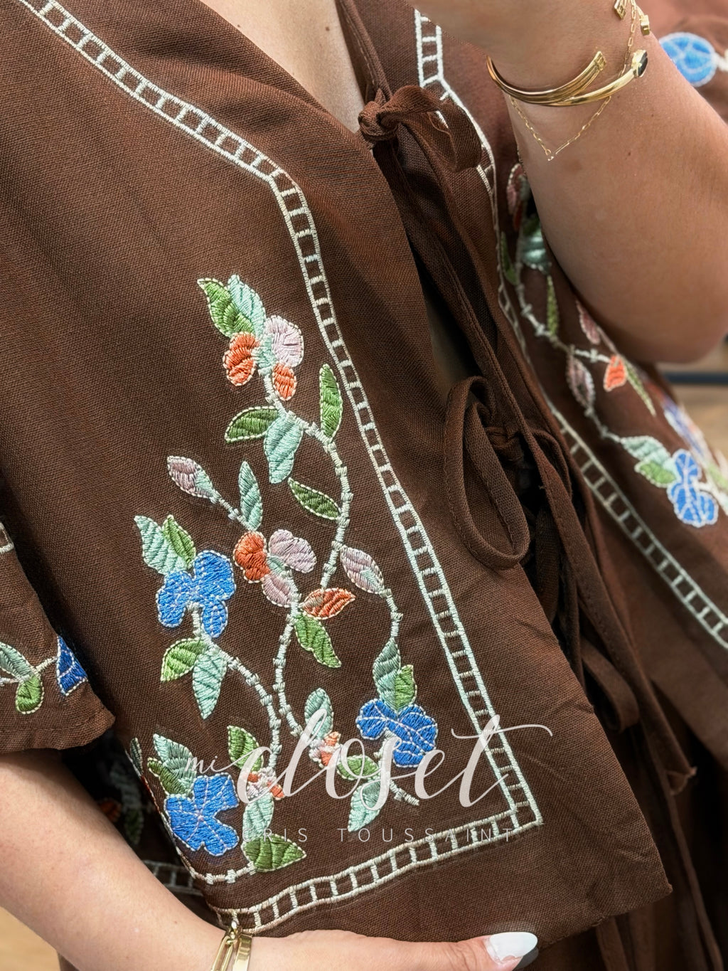 CONJUNTO LIGERO TIPO LINO BORDADO EN BLUSA, CON LAZOS EN PARTE DE EN FRENTE; MANGA 3/4