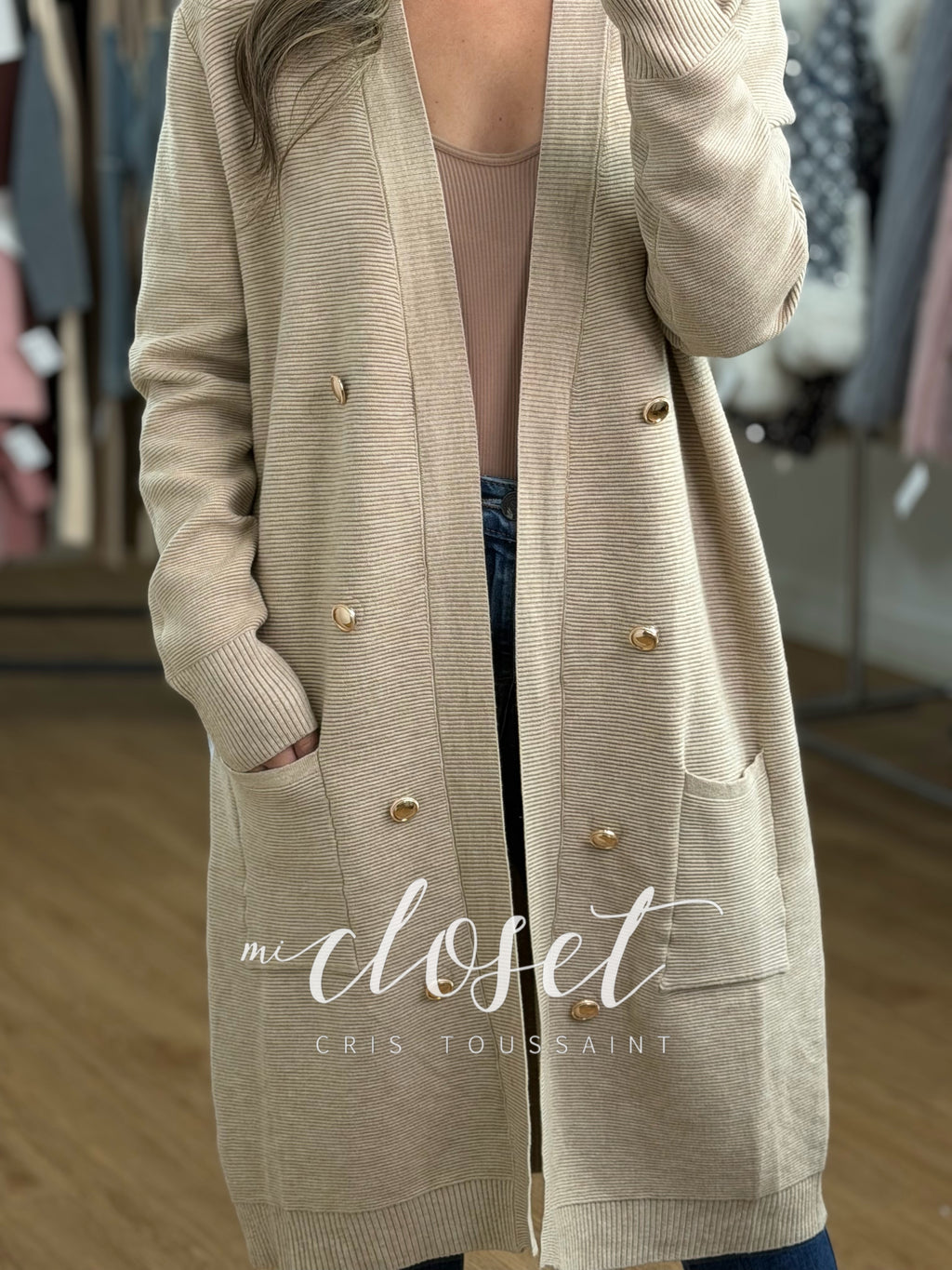 SWEATER SEMI GRUESO CON TEXTURA Y BOTÓN DORADO