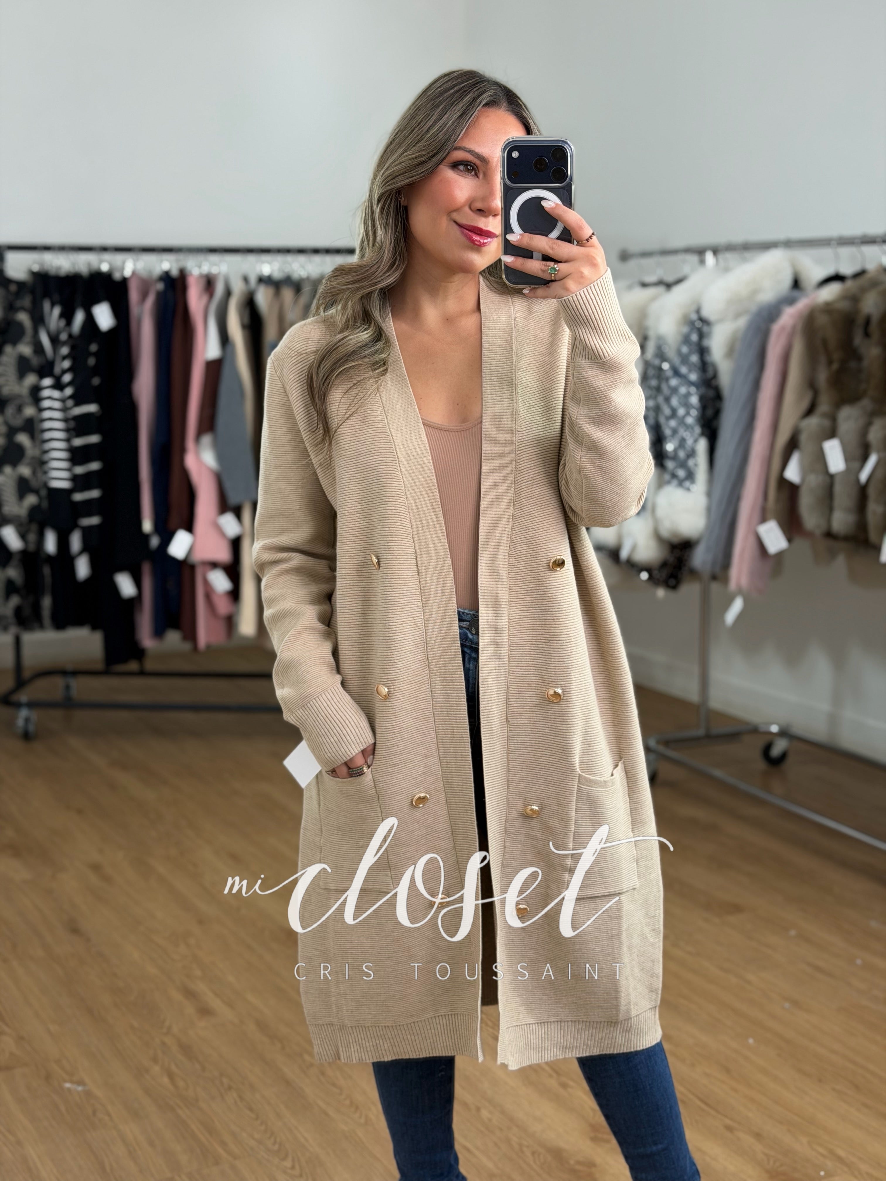 SWEATER SEMI GRUESO CON TEXTURA Y BOTÓN DORADO