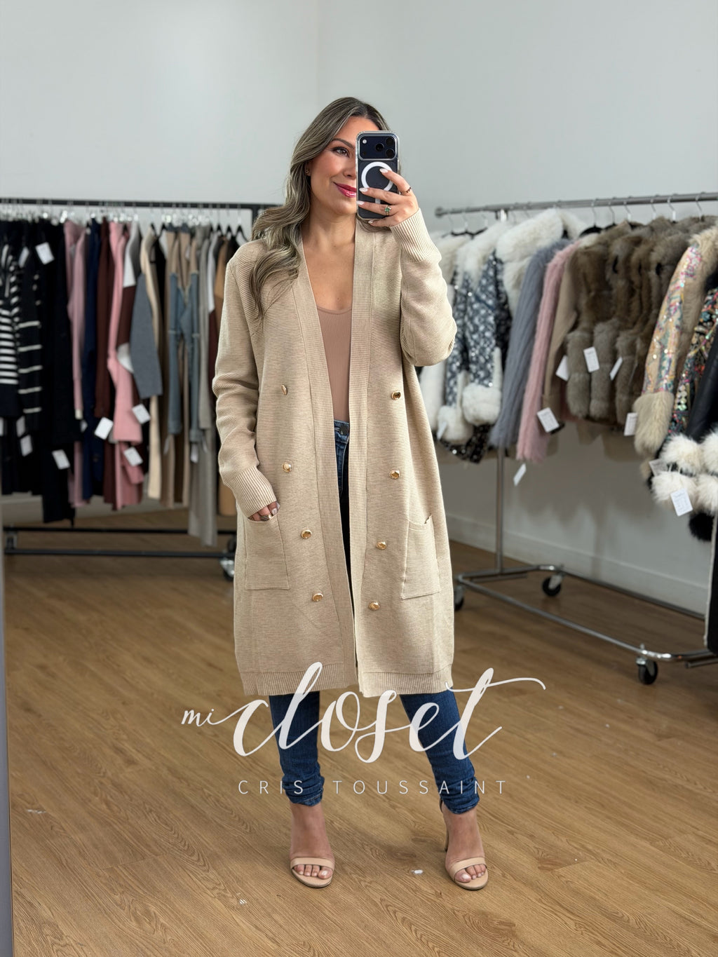 SWEATER SEMI GRUESO CON TEXTURA Y BOTÓN DORADO